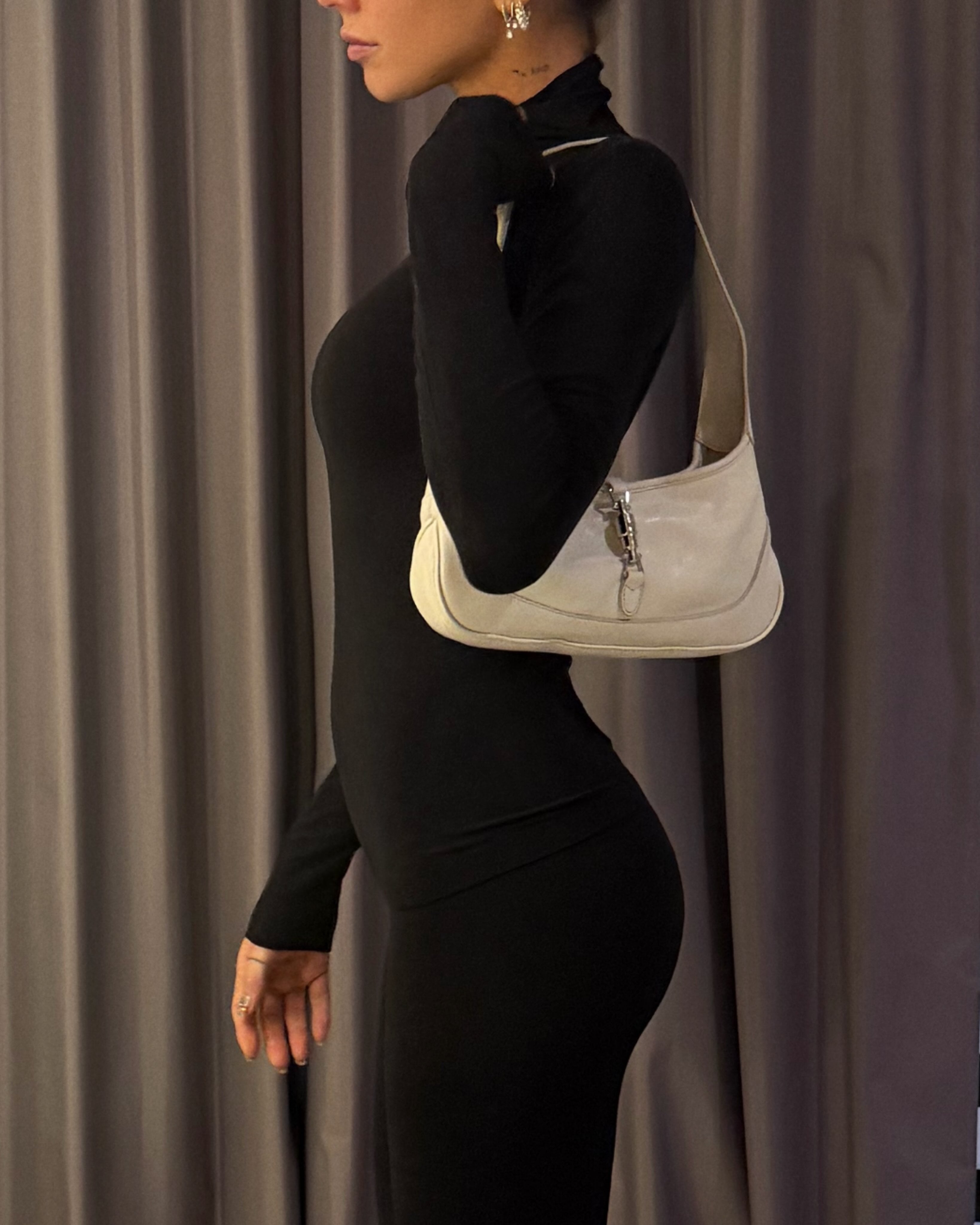 Tini llevó sobre el hombro una cartera blanca y un set de top y leggings negros (Foto: Instagram @tinistoessel)