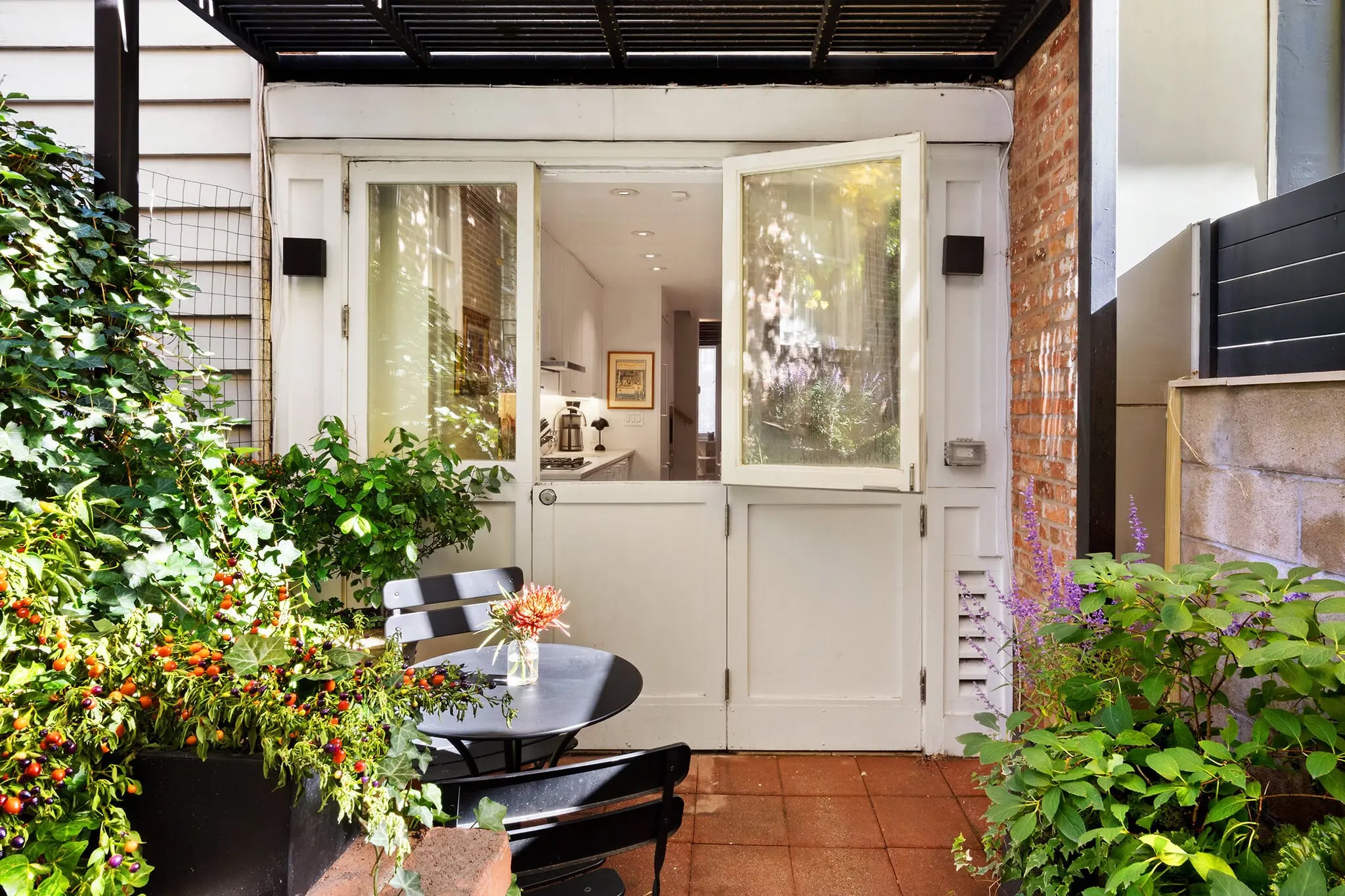 Nueva York: la casa más angosta de la ciudad se vendió por más de US$4 millones 8 Tiene un pequeño jardín privado junto a la cocina-comedor