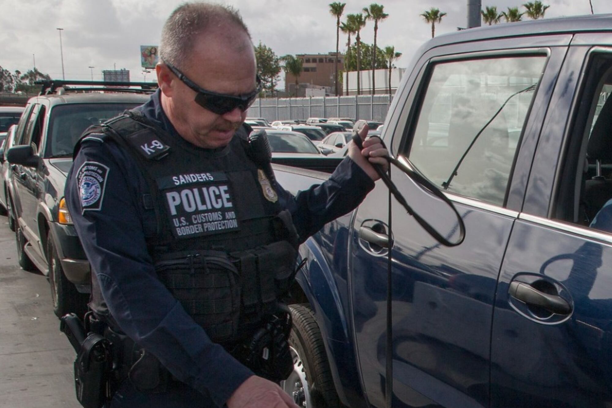 Para localizar narcóticos en los vehículos, los agentes de la CBP emplean la Inspección No Intrusiva, una tecnología capaz de identificar drogas, armas y posibles amenazas nucleares o radiológicas