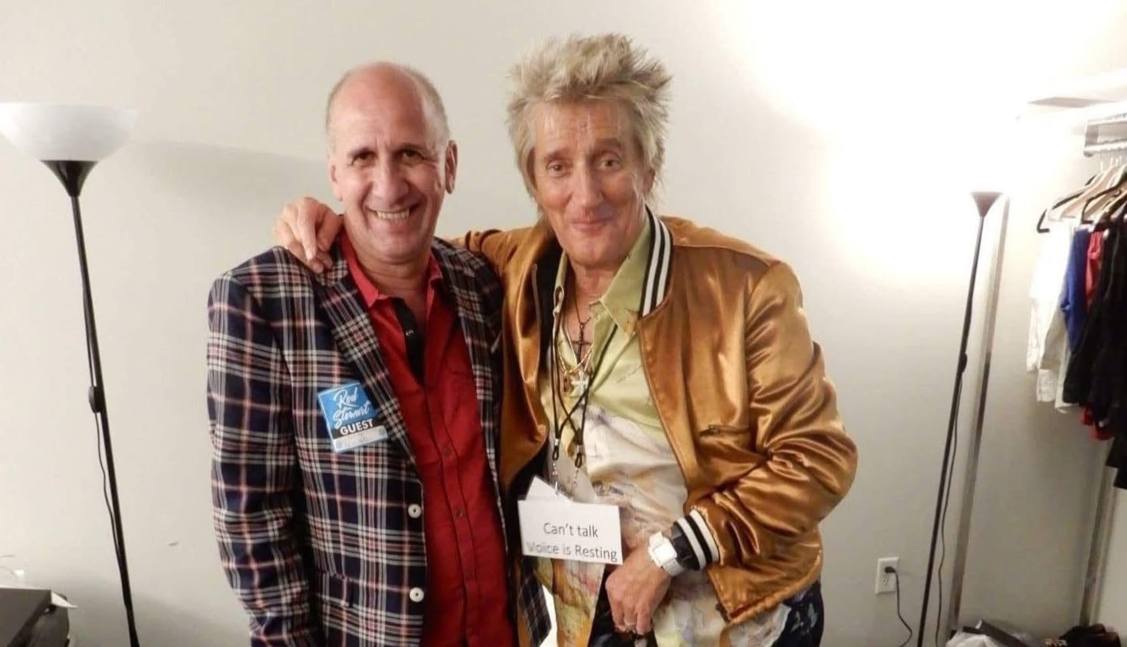 Es argentino, aprendió el oficio de su padre y le diseña los zapatos a Rod Stewart, su ídolo: “El esfuerzo había valido la pena”