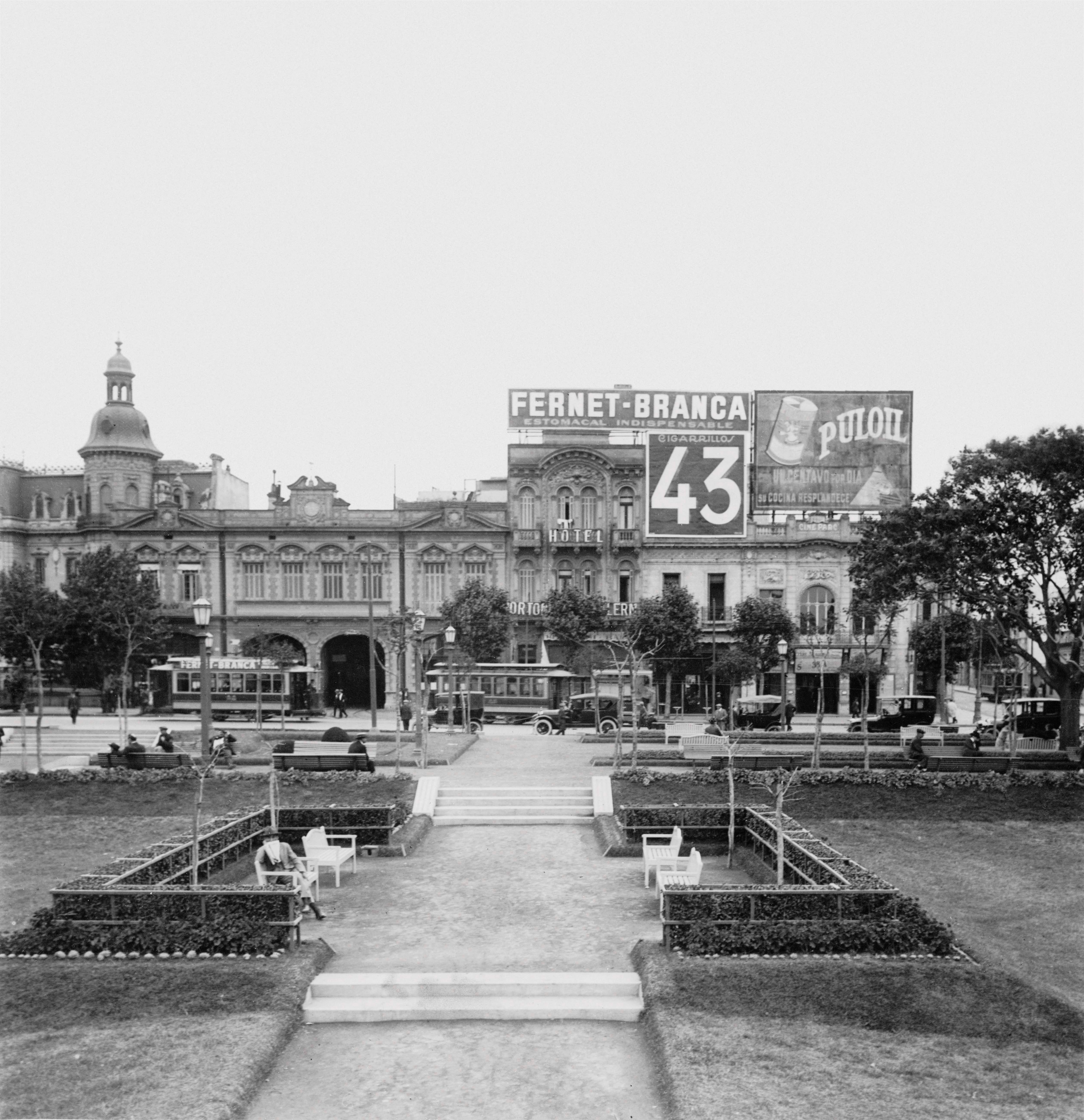 Santa Fe al 4100. A la izquierda, la casa con cúpula que Fresone le alquiló al Instituto de Niñas Sordomudas, la estación tranviaria Portones y el hotel del mismo nombre. En la esquina, el cine Park.