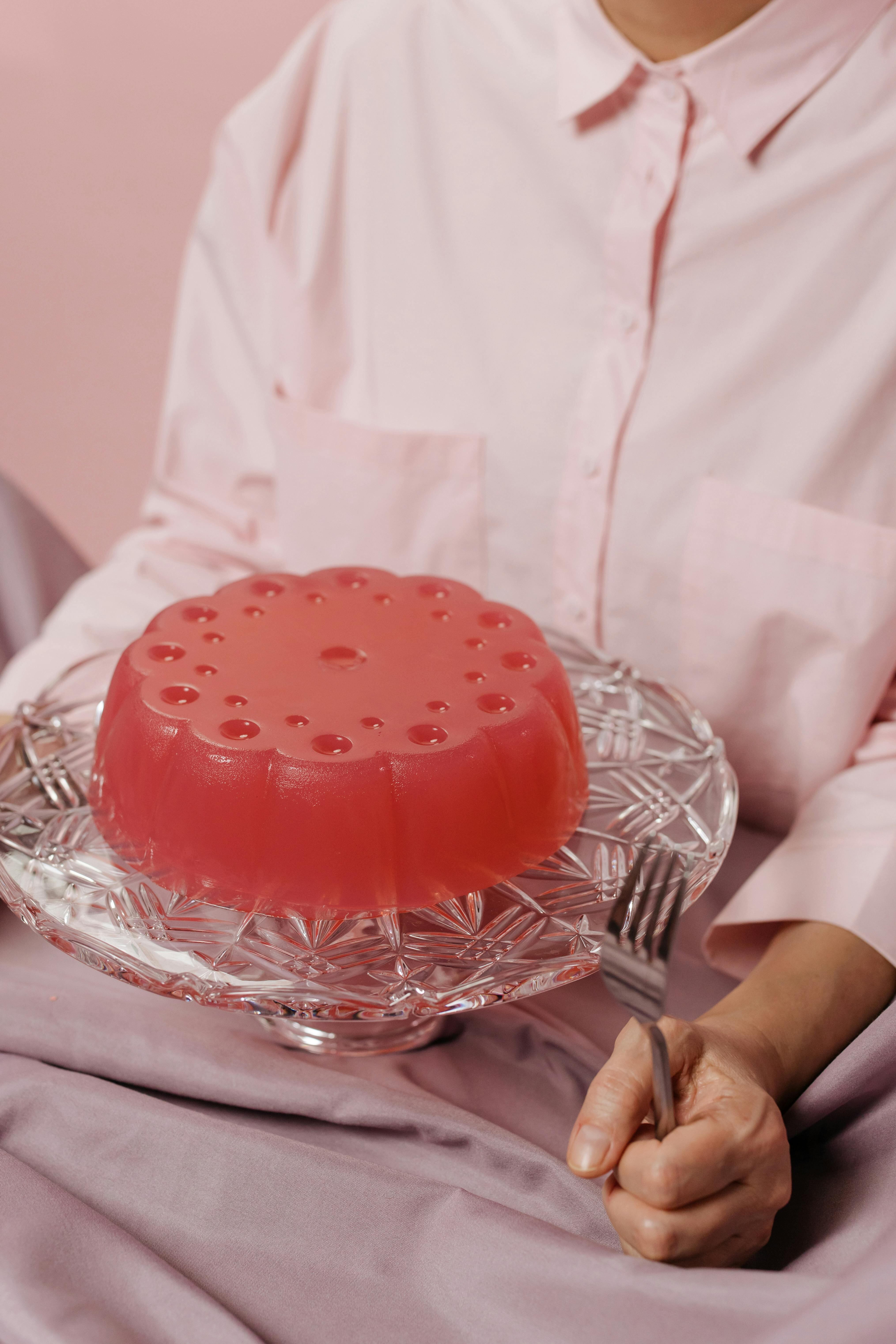 La gelatina se fabrica en base a cartílagos y huesos de animales, principalmente vacas y cerdos, ya que son ricos en colágeno