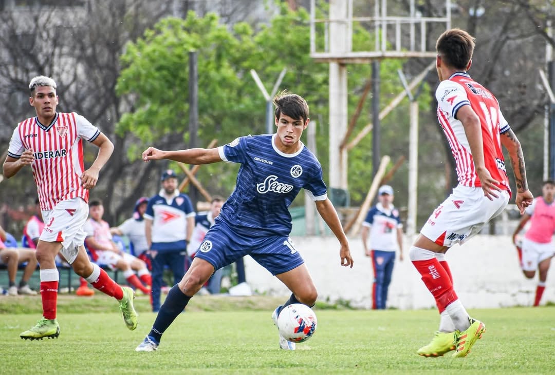 Joaco Freitas jugando para Acassuso, el club donde se inició como futbolista
