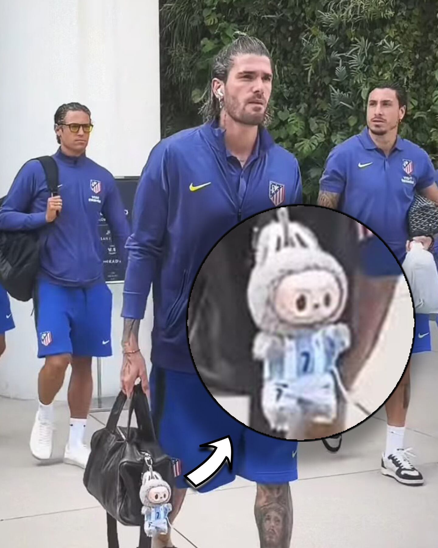 La Labubu de De Paul personalizada con la remera de la selección argentina