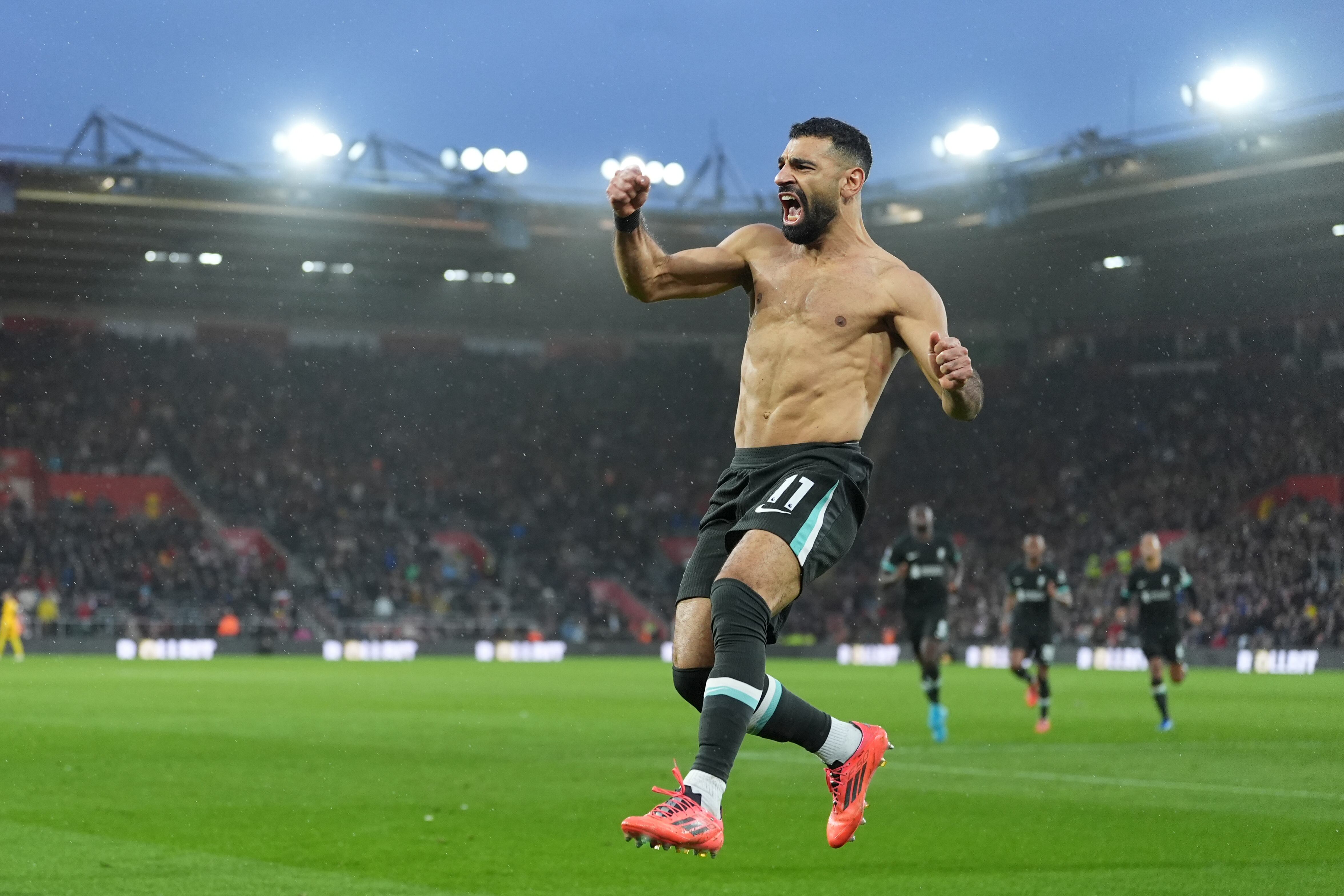 Mohamed Salah celebra tras anotar un gol para Liverpool en la victoria 3-2 ante Southampton