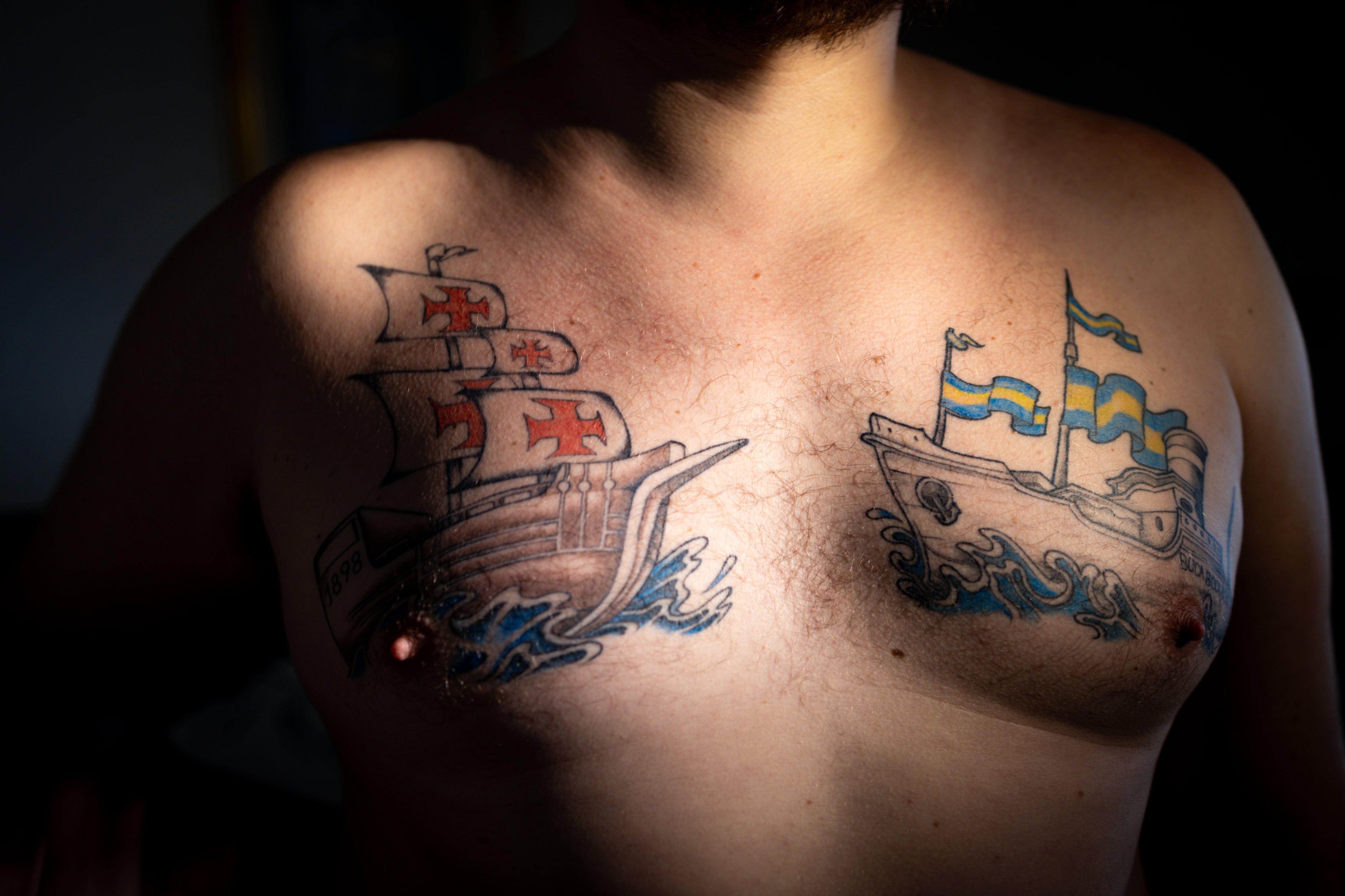 El tatuaje de Diego Román: una carabela, símbolo tradicional de Vasco da Gama, y un barco con los colores de Boca