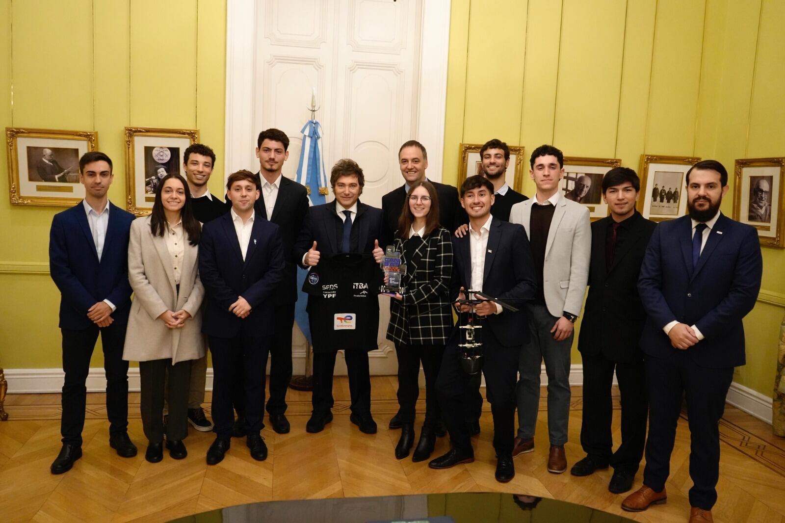 Milei junto con el equipo argentino campeón del Mundial 2025 de la Competencia Internacional de Ingeniería Aeroespacial (CanSat)