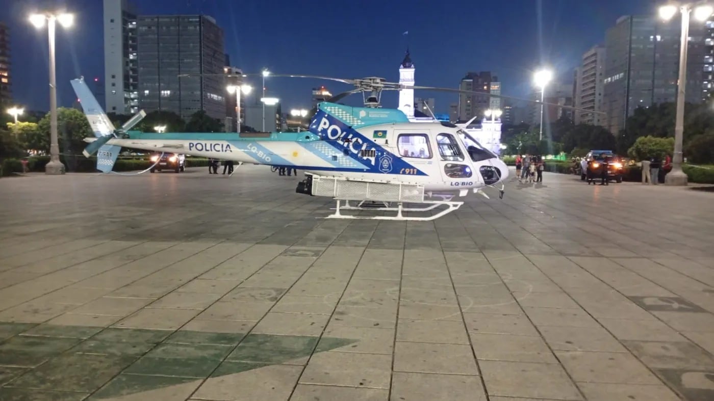 Video: sorpresa en La Plata por el aterrizaje de un helicóptero en Plaza Moreno