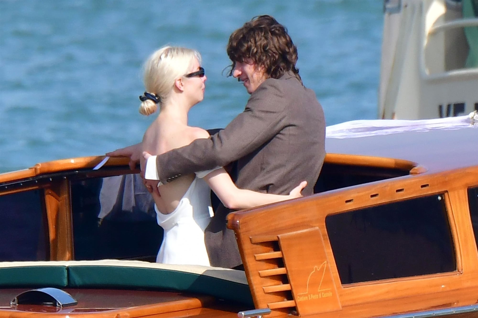 El día después de su lujosa boda, los recién casados Anya Taylor-Joy y Malcolm Mcrae festejaron en Venecia con sus ilustres invitados famosos y su familia