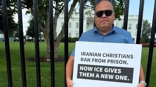 El pastor Ara Torosian afirma que los iraníes cristianos temen lo que les pueda pasar si son deportados a Irán. Aquí, frente a la Casa Blanca, denuncia a ICE, el Servicio de Control de Migración y Audanas de EE.UU