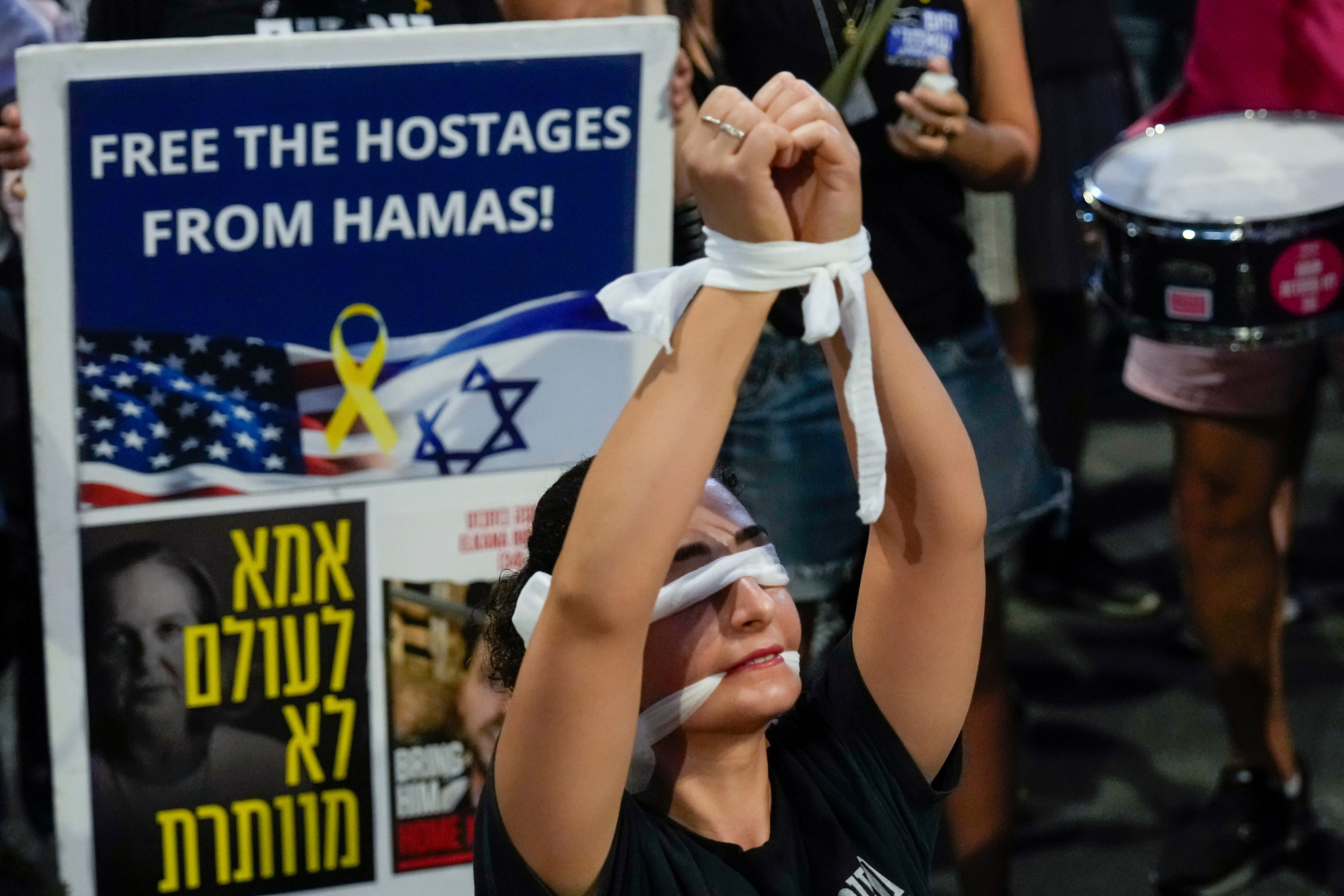 Una mujer usa una venda durante una protesta para exigir un acuerdo de cese del fuego y la liberación inmediata de los rehenes retenidos en la Franja de Gaza, el miércoles 4 de septiembre de 2024, en Tel Aviv, Israel.