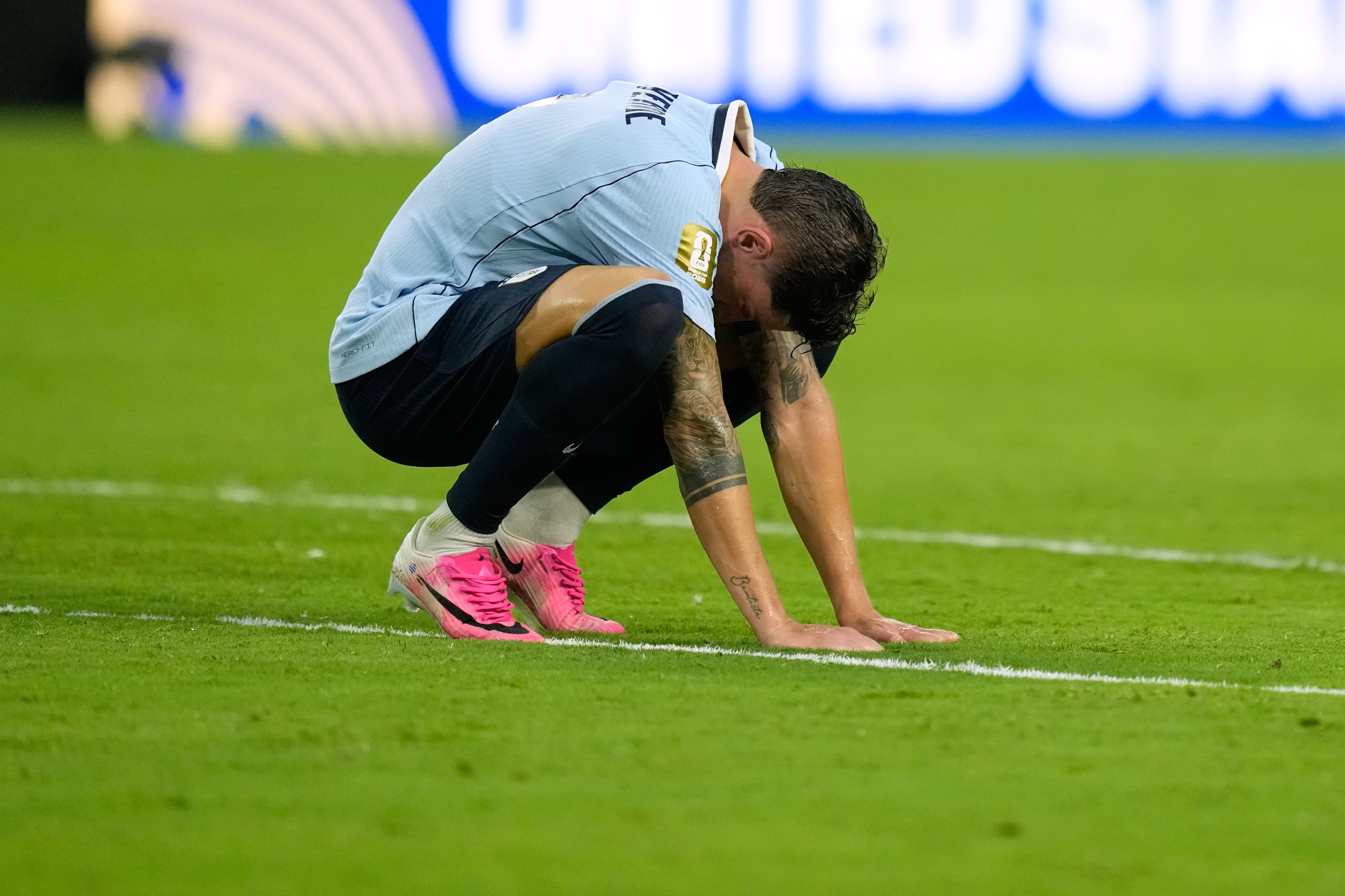 El volante uruguayo Federico Valverde (8) reacciona tras desperdiciar una ocasión de gol contra Cabo Verde en el Grupo H del Mundial, el domingo 21 de junoo de 2026, en Miami Gardens, Florida. (AP Foto/Rebecca Blackwell)