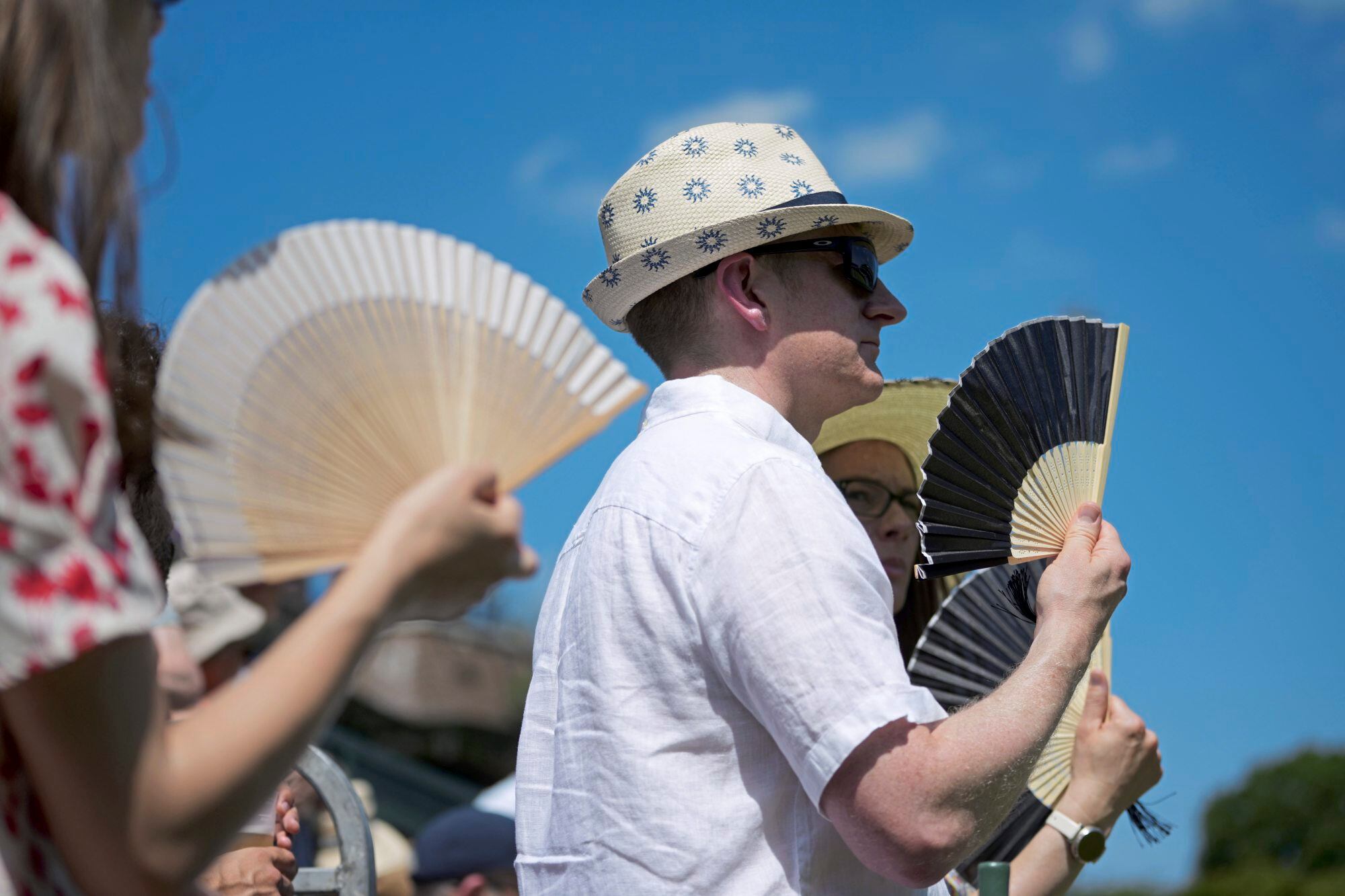 Abanicos, sombreros, anteojos oscuros... todo fue necesario para combatir el calor en Wimbledon durante el día 1