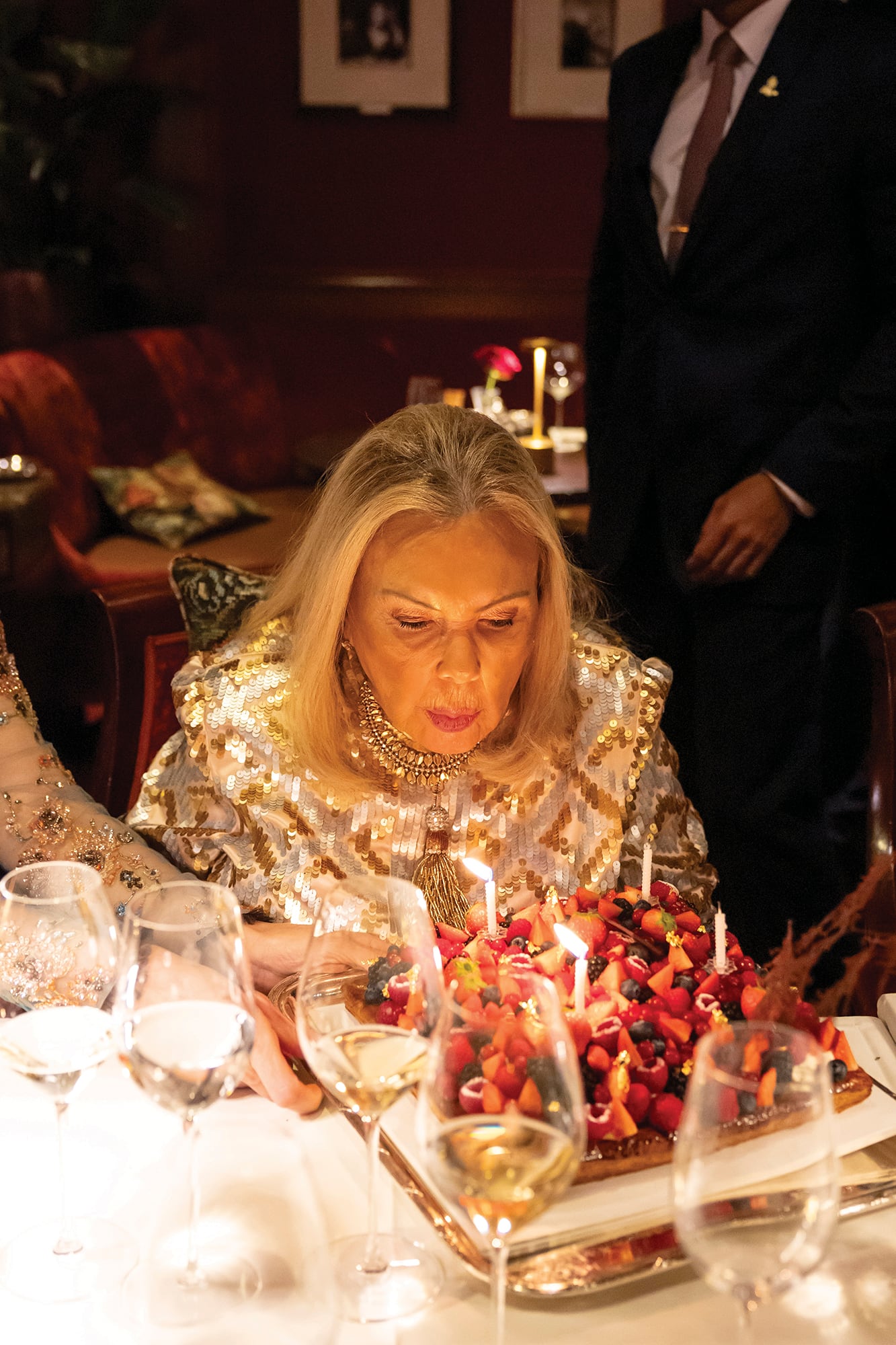 La homenajeada sopla las velitas tras el canto del
“Feliz cumpleaños” que fue entonado en francés. Y se convierte en la estrella de una postal para el recuerdo.