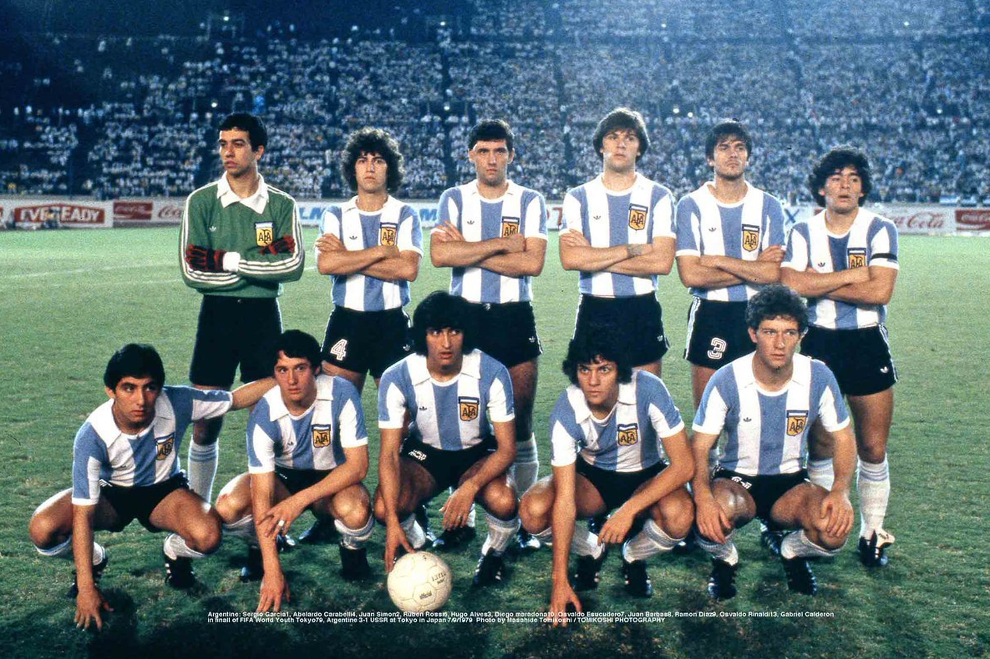 El equipo juvenil que ganó la final del Mundial 1979, ante la exURSS: de pie, de izquierda a derecha: Sergio García, Abelardo Carabelli, Juan Simón, Rubén Rossi, Hugo Alves y Diego Maradona; abajo, Osvaldo Escudero, Juan Barbas, Ramón Díaz, Osvaldo Rinaldi y Gabriel Calderón