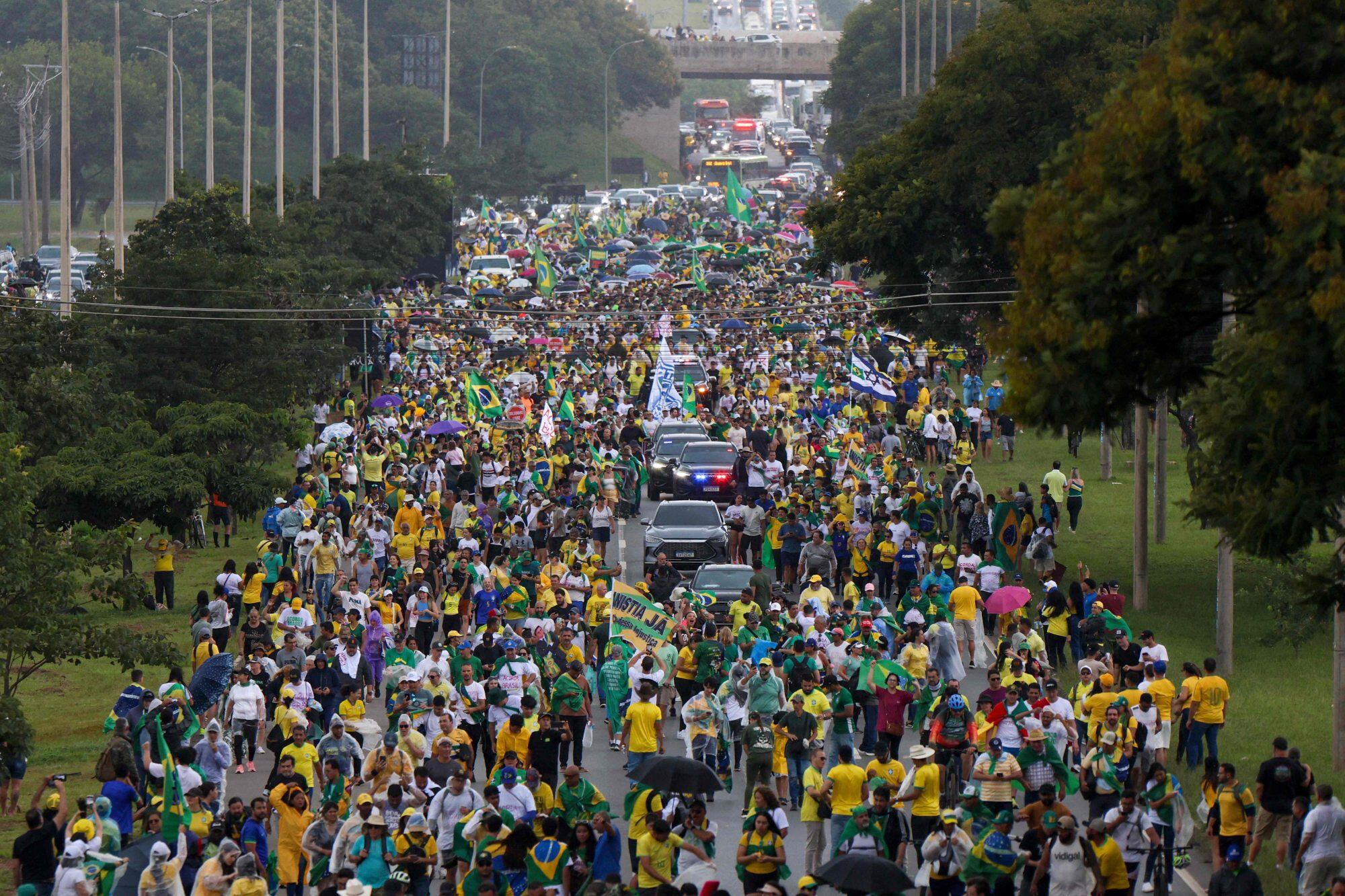 Drama en Brasil durante una manifestación a favor de Bolsonaro: cayó un rayo y 30 personas fueron heridas.