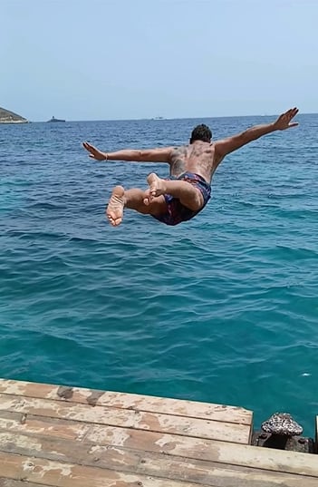 El actor chileno a puro disfrute durante sus vacaciones familiares (Foto: Instagram @gonzalovalenzuelaoficial)