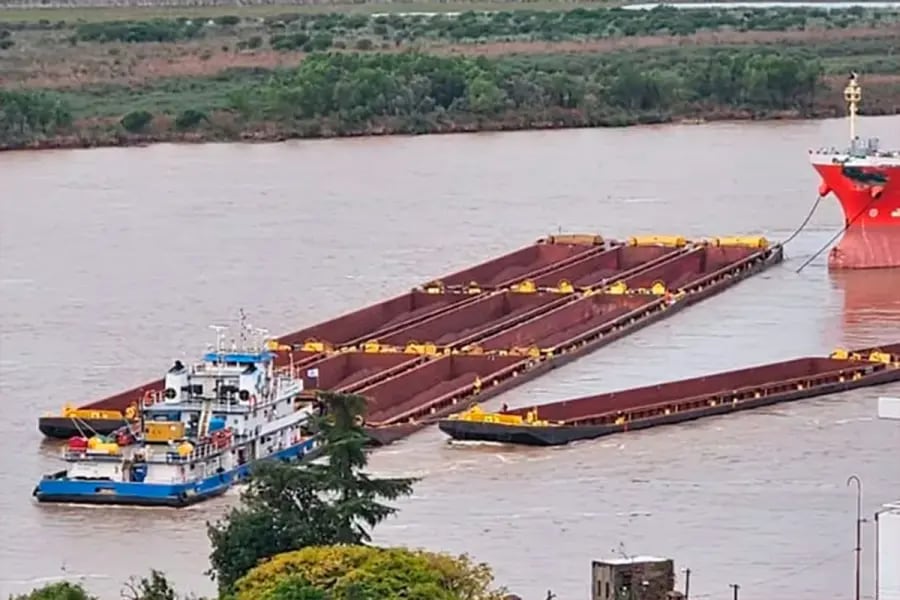 Como consecuencia del choque, varias barcazas que eran transportadas por el remolcador se desprendieron