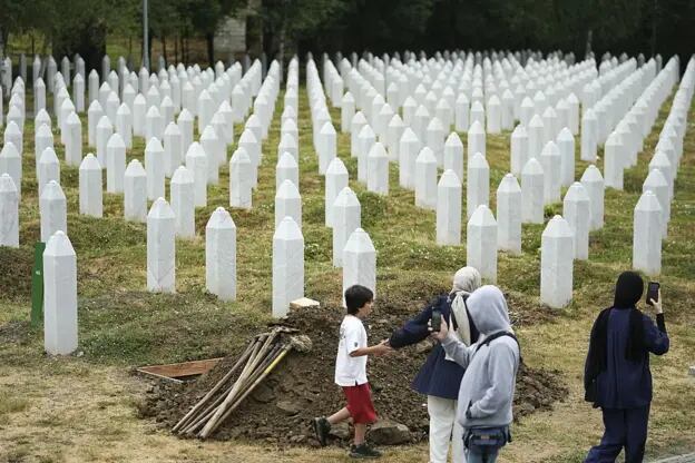 El memorial de Potocari recuerda a las víctimas de la masacre de Srebrenica