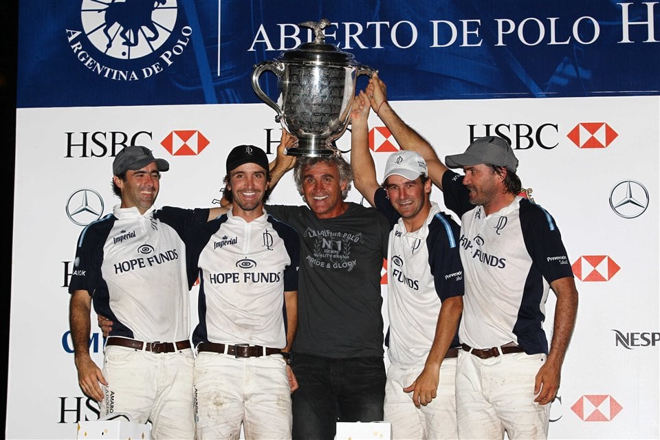 Otros tiempos: Nero, Mac Donough, Fernández Araujo, Stirling y Cambiaso, en uno de los tantos podios de La Dolfina en Palermo