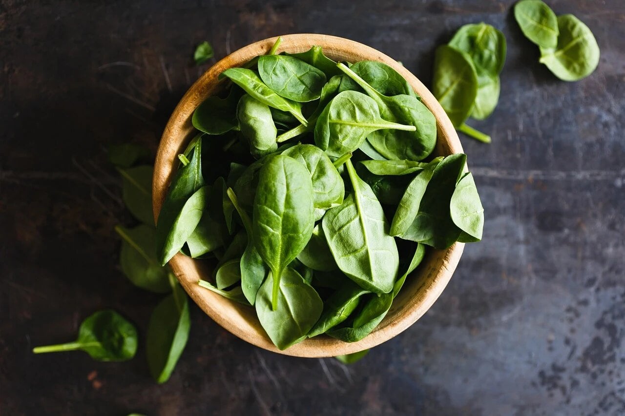 La albahaca tiene propiedades antiespasmódicas, digestivas, diuréticas, sedantes y antioxidantes