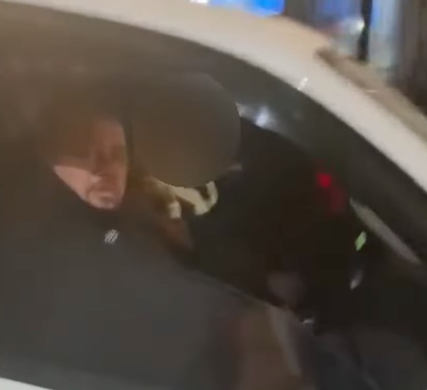 En el video se ve como el joven estaba al volante de la Amarok