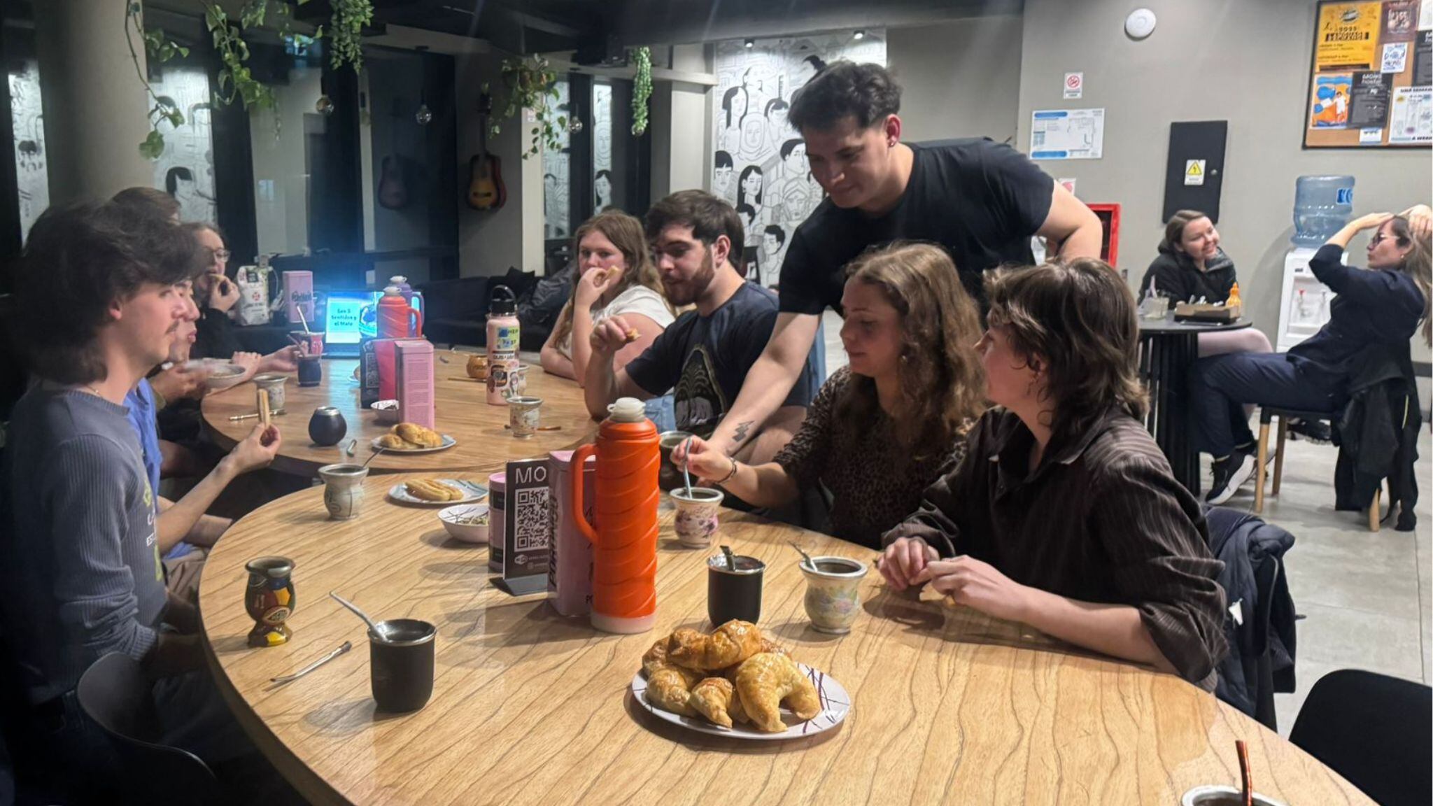 Una mesa de un hostel es ideal para compartir un mate bien argentino con viajeros del mundo