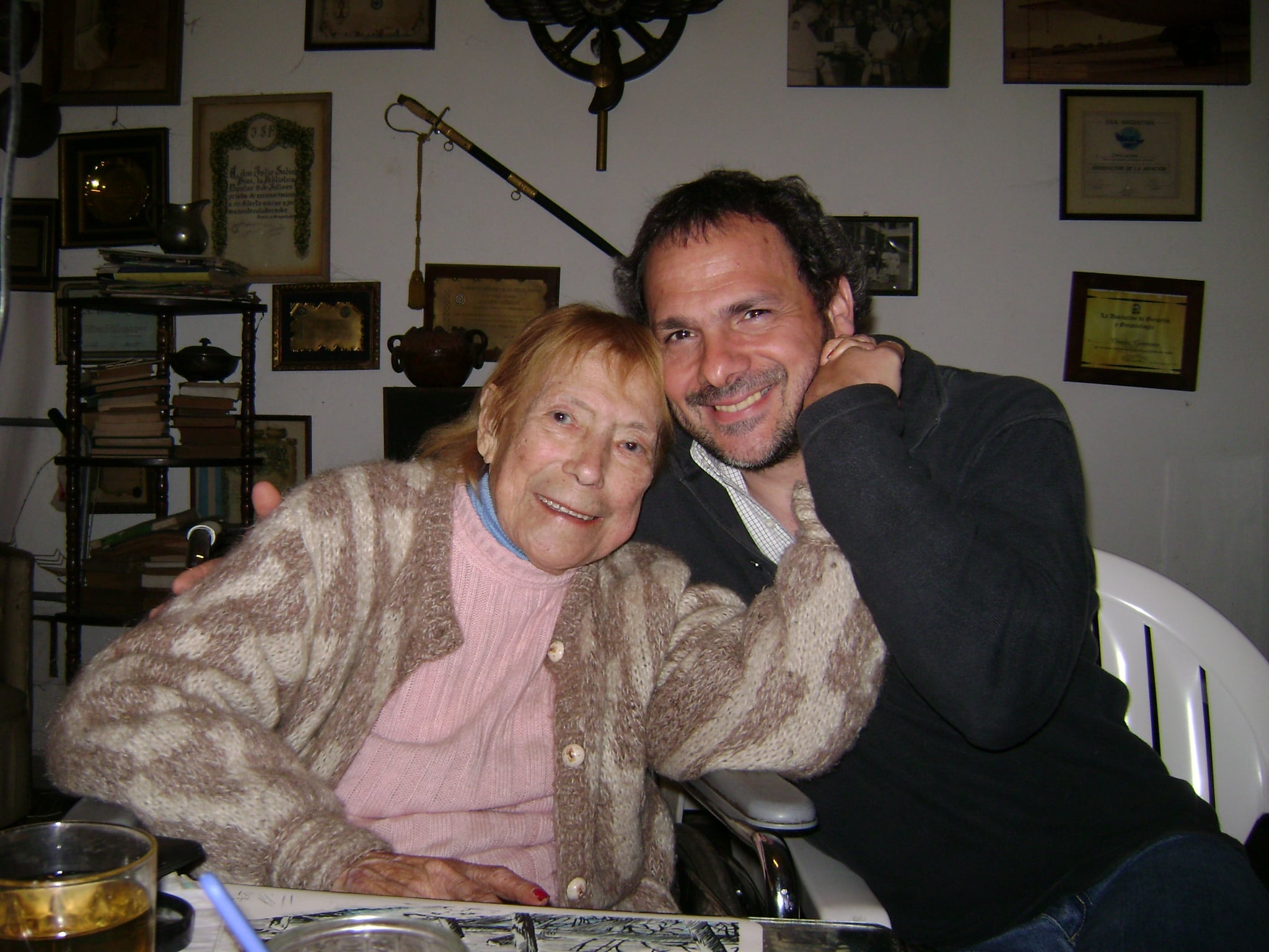 Charito Germanó en su hogar, en Mar del Plata, junto a Claudio Negrete, autor de este reportaje