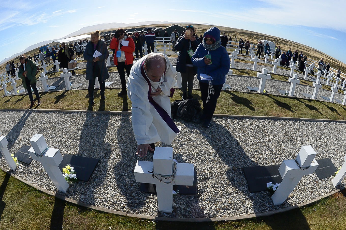 Malvinas: en una histórica ceremonia las familias de 90 soldados pudieron rendirles homenaje en tumbas con nombre, hubo aplausos para el militar británico que los sepultó