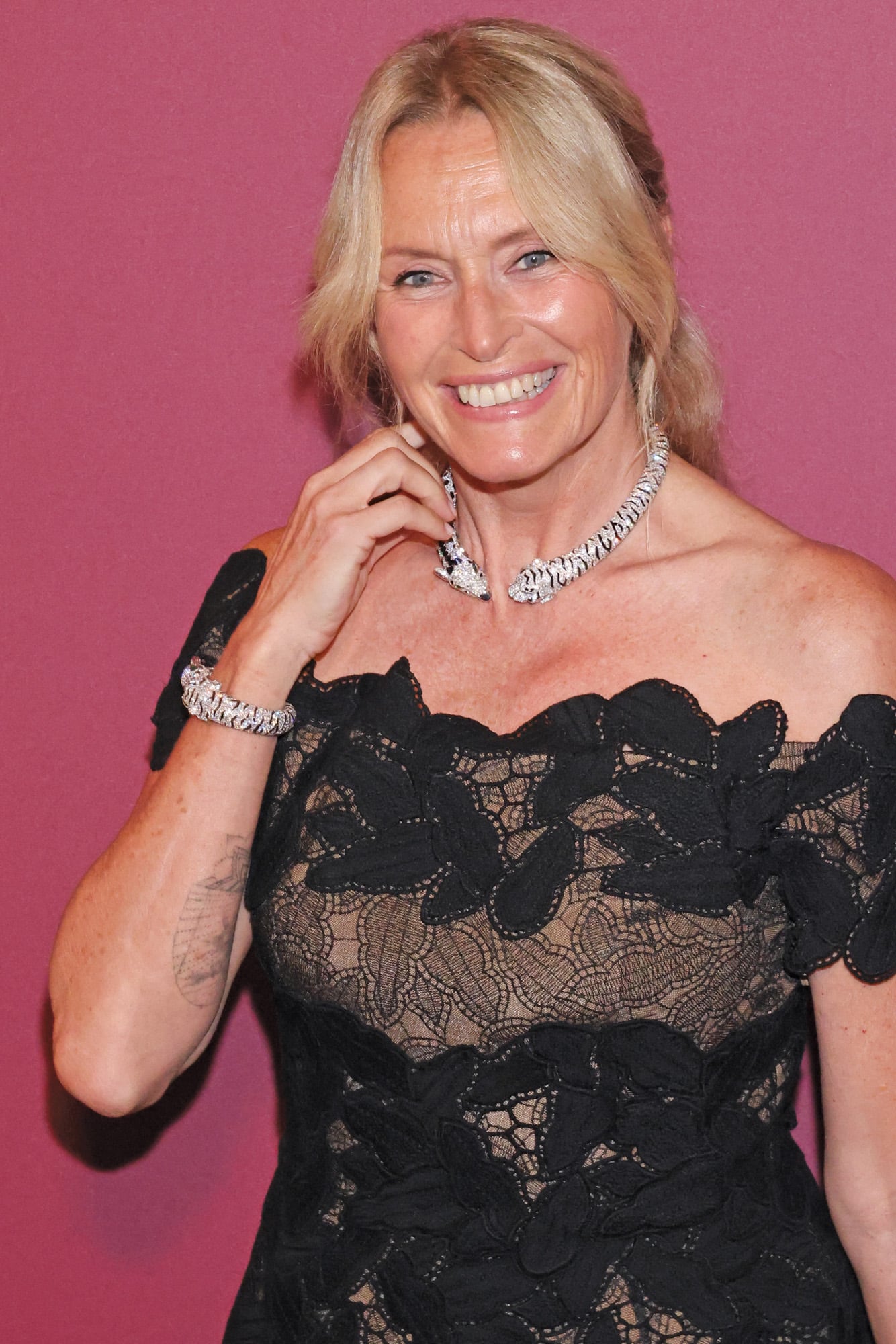La actriz y ex modelo francesa Estelle Lefébure presentó la gran subasta junto al actor Michel Boujenah. Llevó un vestido de encaje y el collar “Indomptables” de Cartier, en oro blanco con más de 2000 diamantes