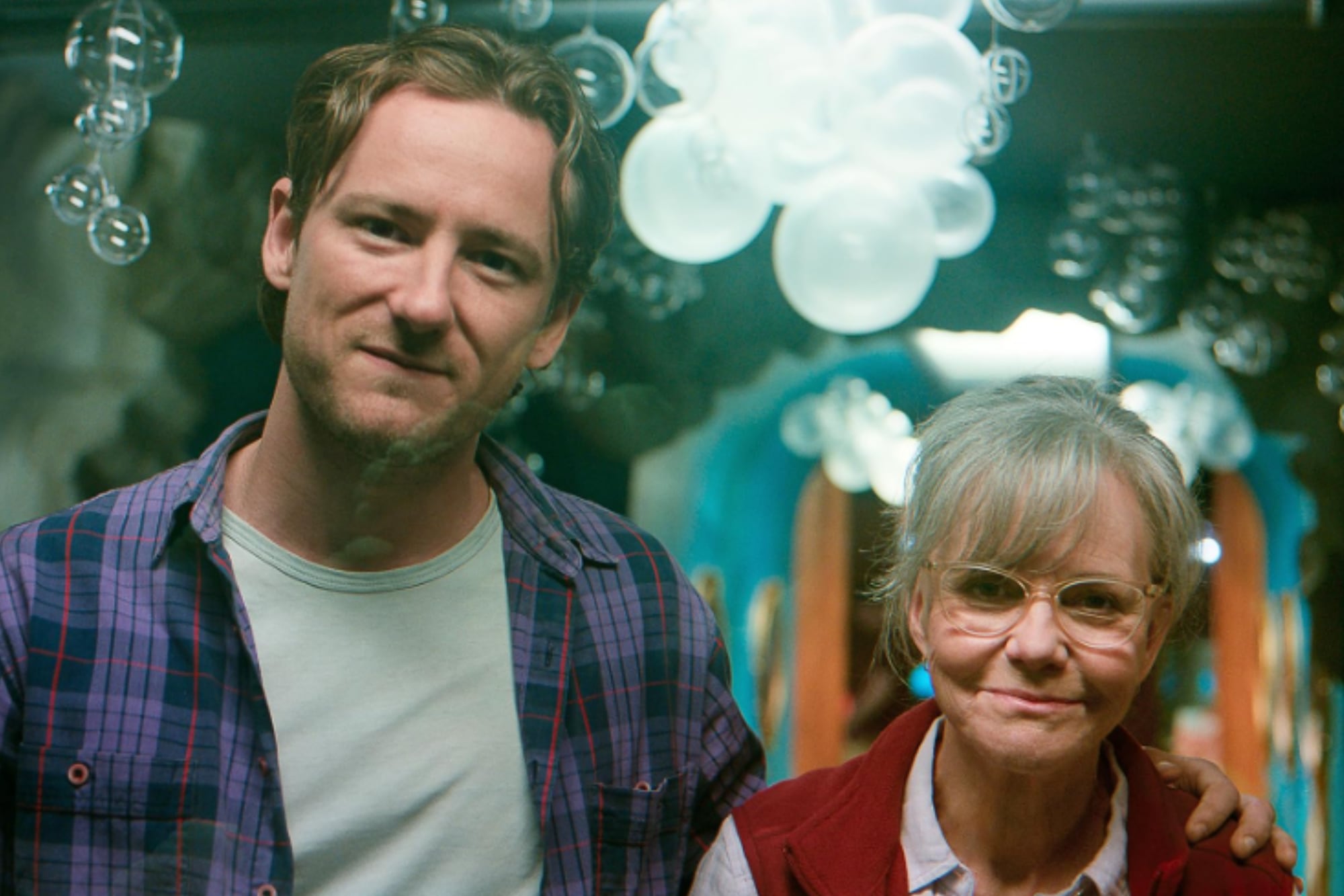 Lewis Pullman y Sally Field protagonizan la película Criaturas luminosas (Foto: Netflix)