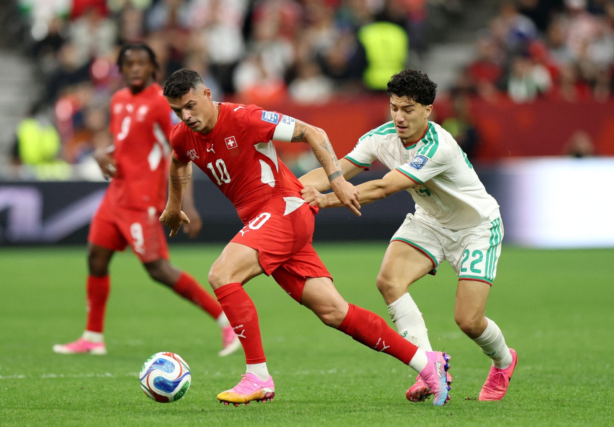 Granit Xhaka se lleva a la rastra al argelino Ibrahim Maza; con 17 años debutó en la selección de Suiza, donde jugó 150 partidos