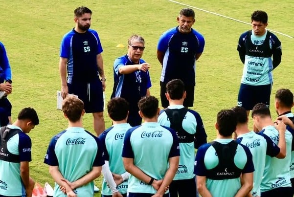 Bolillo Gómez se comparó con un DT argentino y pidió que lo echen de El Salvador, pero lo respaldaron