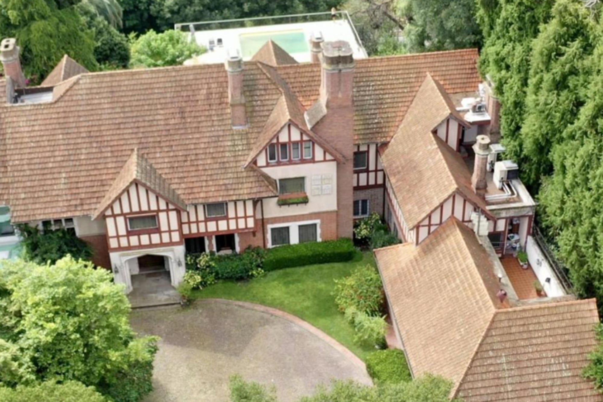 Con 1440 m², cuenta con 10 ambientes y cuatro cocheras