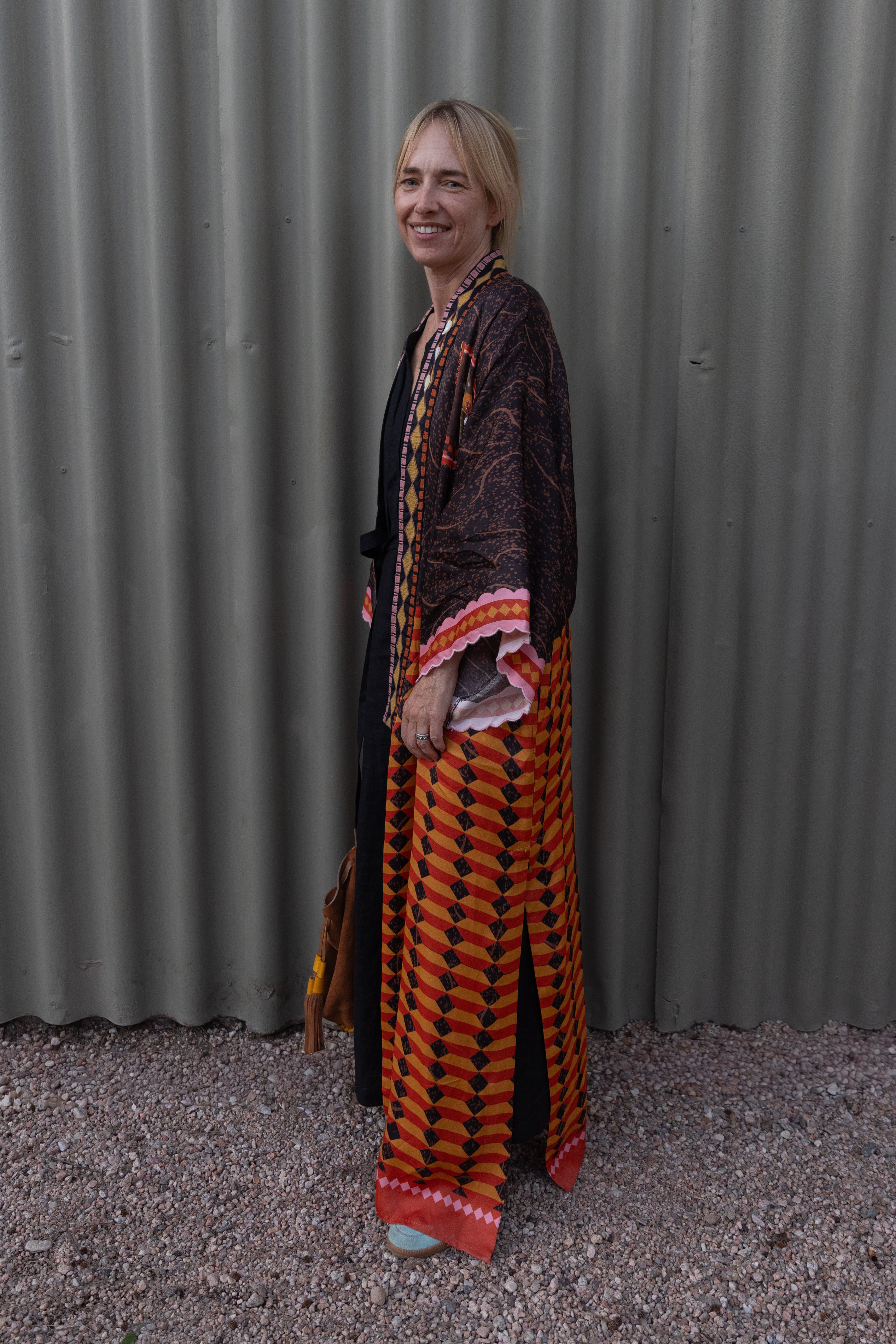 Natasha Elliot con un look de la firma de su hermana Anushka