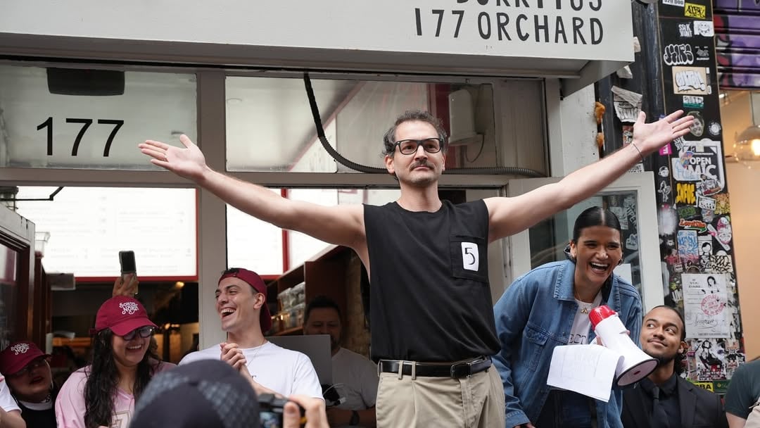 Impulsado por su familia y amigos, George Gountas se presentó a un concurso de parecidos con Pedro Pascal que organizó el restaurante de comida mexicana de Nueva York Son del North (Foto: Instagram @danny_loor_media)
