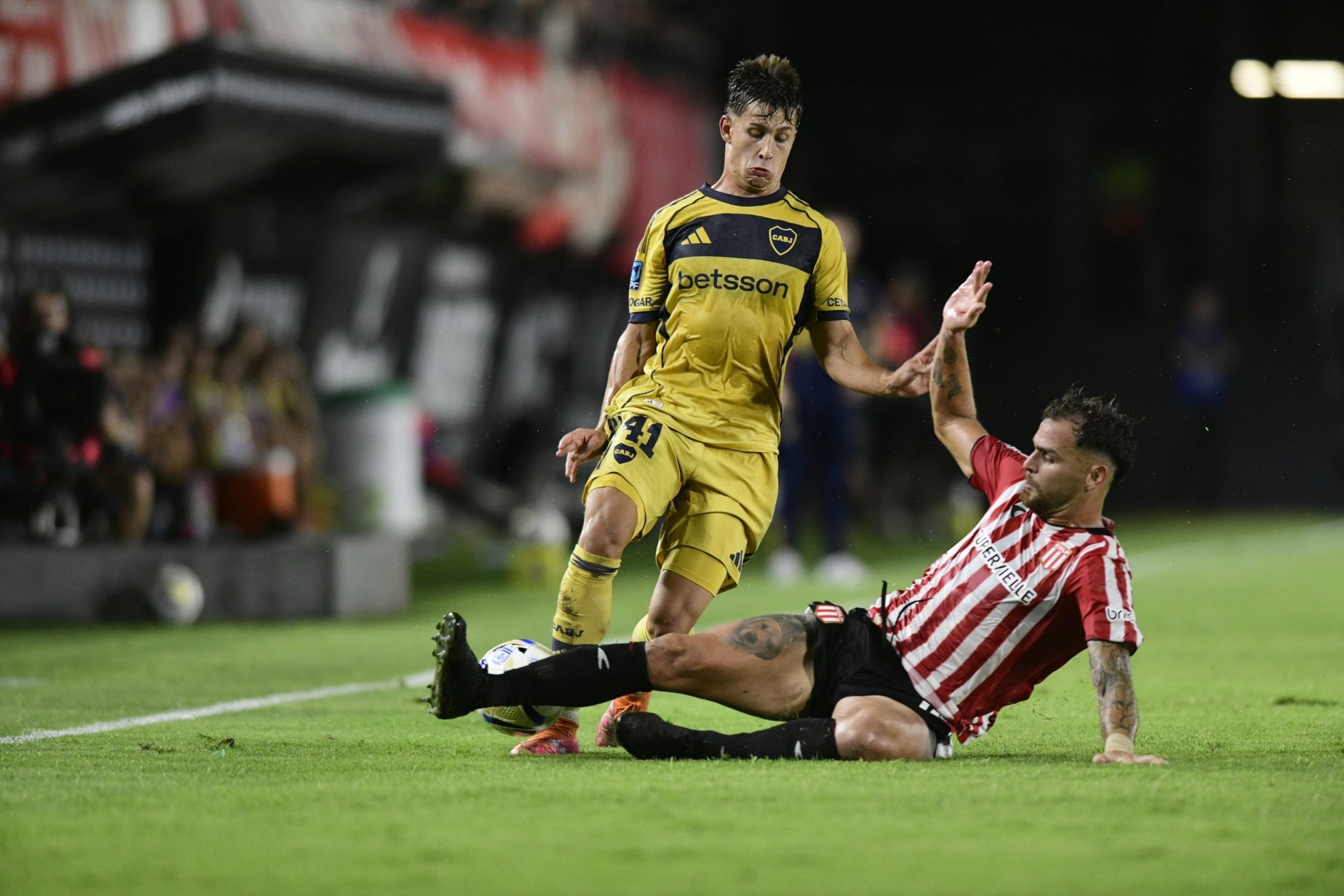 Iker Zufiaurre fue titular ante Estudiantes, una de las últimas apuestas de Boca por sus inferiores