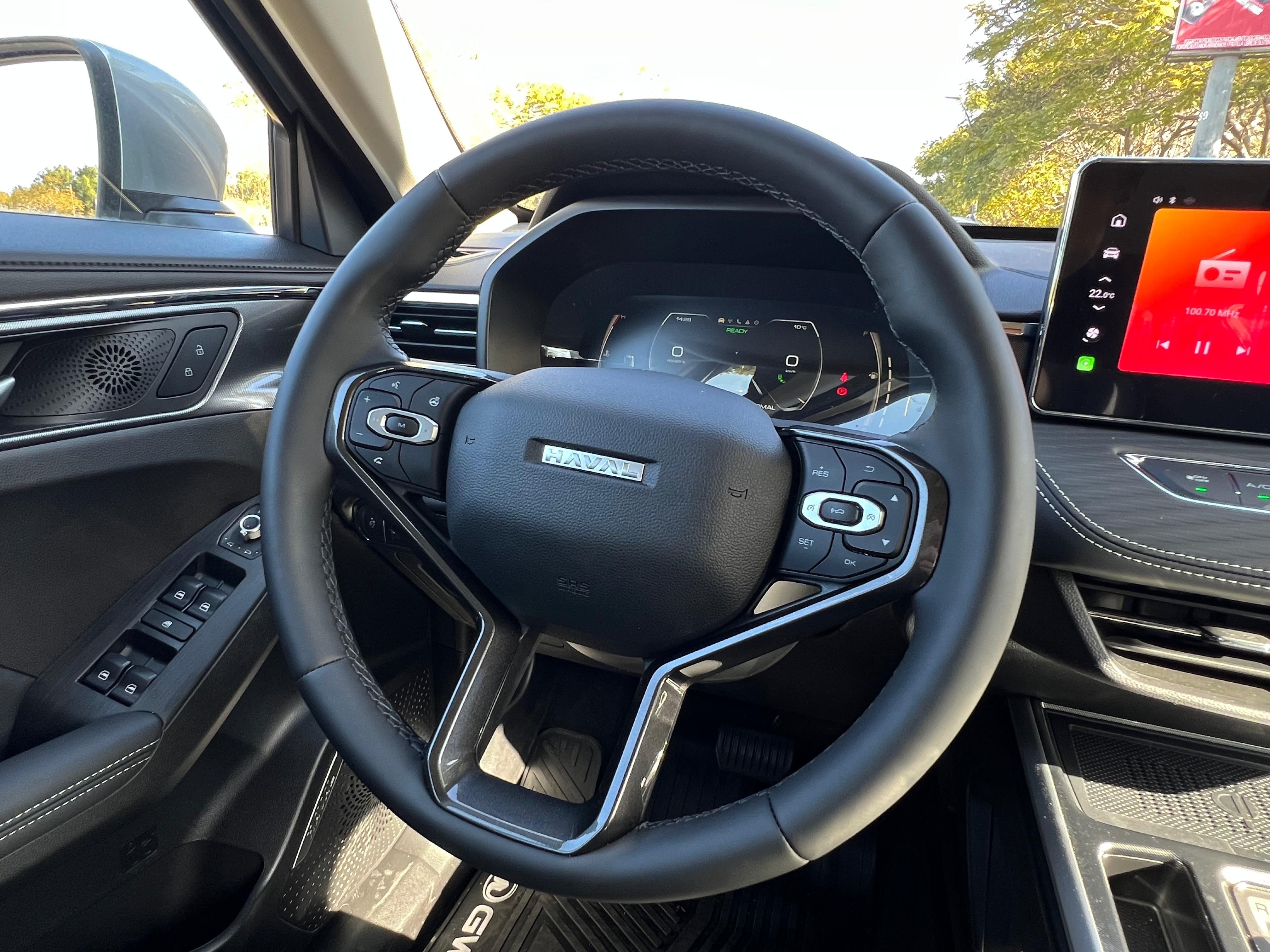 El equipamiento interior incluye un volante multifunción revestido en cuero