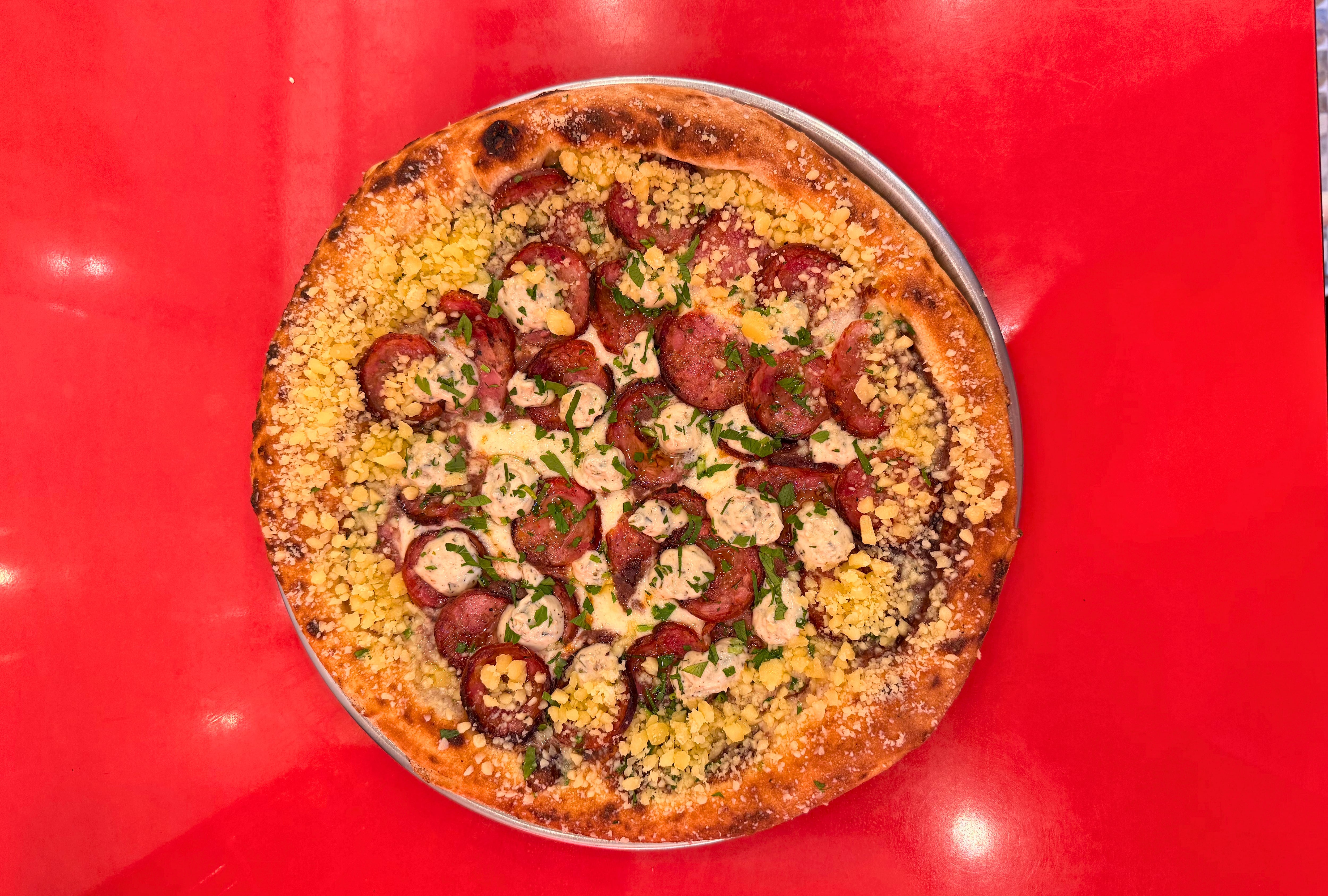 La Casa Blanca de Habana presenta durante mayo la Triple M, una pizza creada junto a El Patio de Mabel que lleva crema de morcilla, mozzarella, chorizo asado en rodajas y alioli de chimichurri