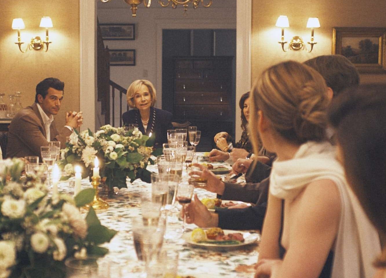 -Disculpa Carolyn, ¿tienes frío?
Todos miraron atentos el foulard con el que Carolyn Bessette se había sentado a su mesa. La escena fue ficticia, pero perfecto. Ethel marcaba el ritmo. En la serie además se muestra cómo las conversaciones políticas eran parte de la rutina familiar de los Kennedy