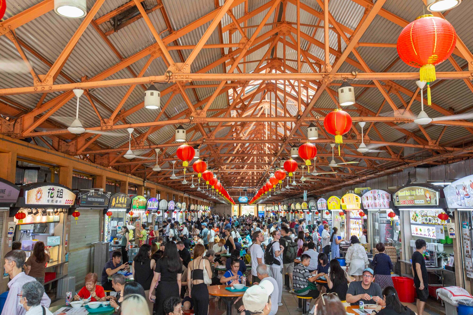Allí es costumbre comer en mesas comunitarias