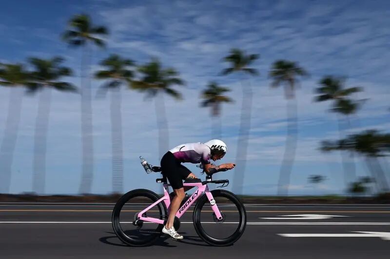 La historia de la mujer de 80 años que se convirtió en la más longeva en terminar el IronMan 8 El Ironman incluye un circuito de 180 kilómetros de ciclismo