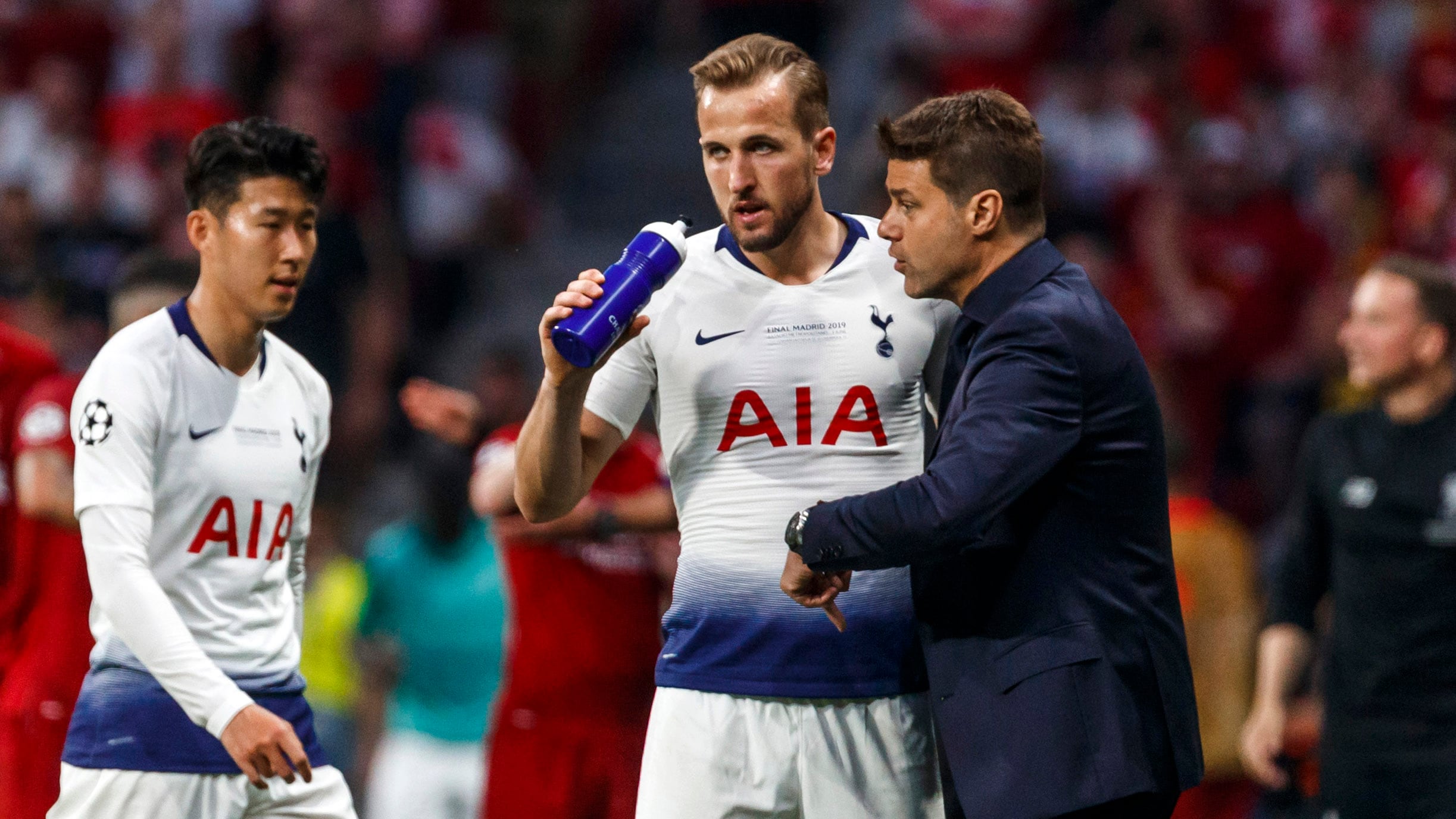 Harry Kane, del Tottenham Hotspur, recibe instrucciones del entrenador Mauricio Pochettino, durante la final de la Liga de Campeones de la UEFA entre el Tottenham Hotspur y el Liverpool en el estadio Wanda Metropolitano, el 1 de junio de 2019 en Madrid