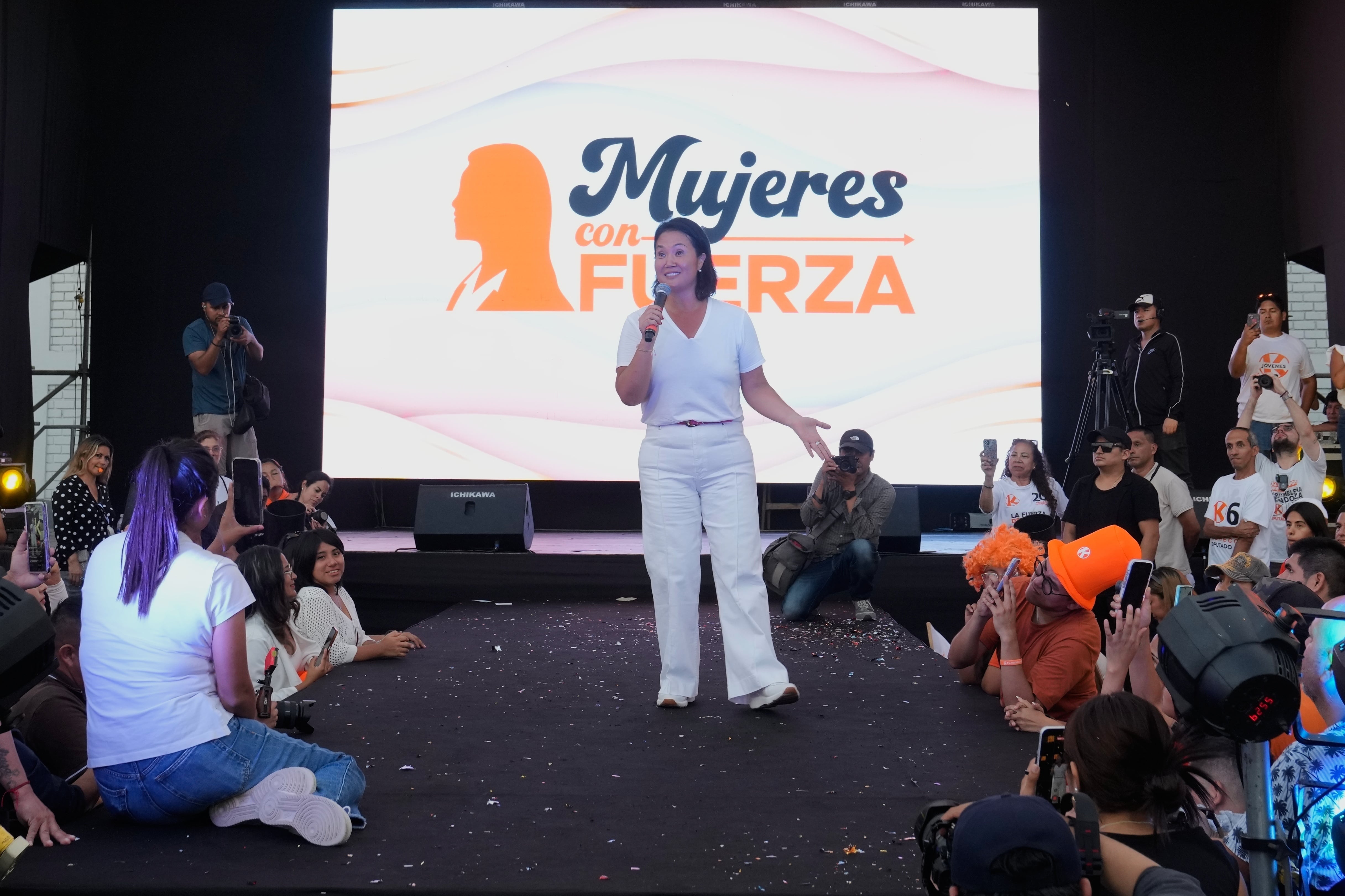 La candidata presidencial Keiko Fujimori, del partido Fuerza Popular, pronuncia un discurso durante un mitin de campaña en el barrio de San Juan de Lurigancho