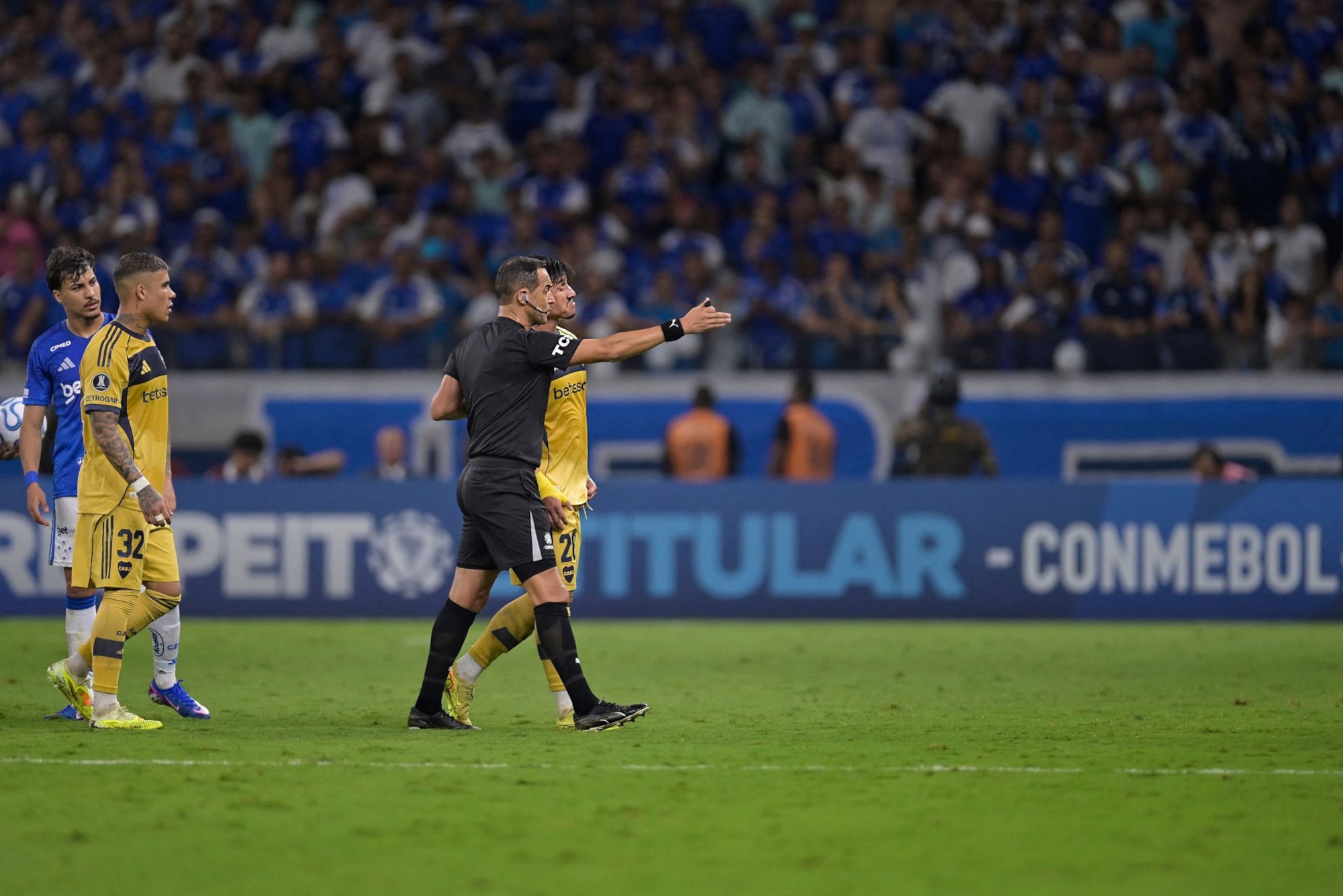 Esteban Ostojich le muestra la salida a Adam Bareiro, tras sacarle la tarjeta roja (Photo by DOUGLAS MAGNO / AFP)