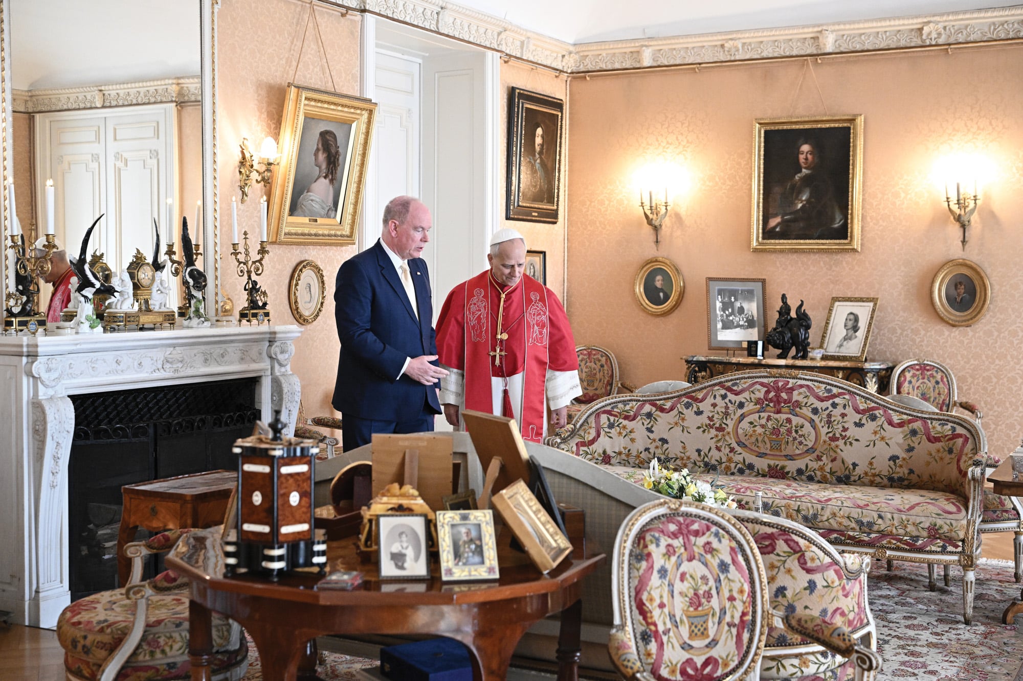 Alberto II y León XIV mantuvieron una charla privada puertas adentro del palacio. Si bien la visita del Sumo Pontífice fue breve –nueve
horas–, estuvo cargada de significado