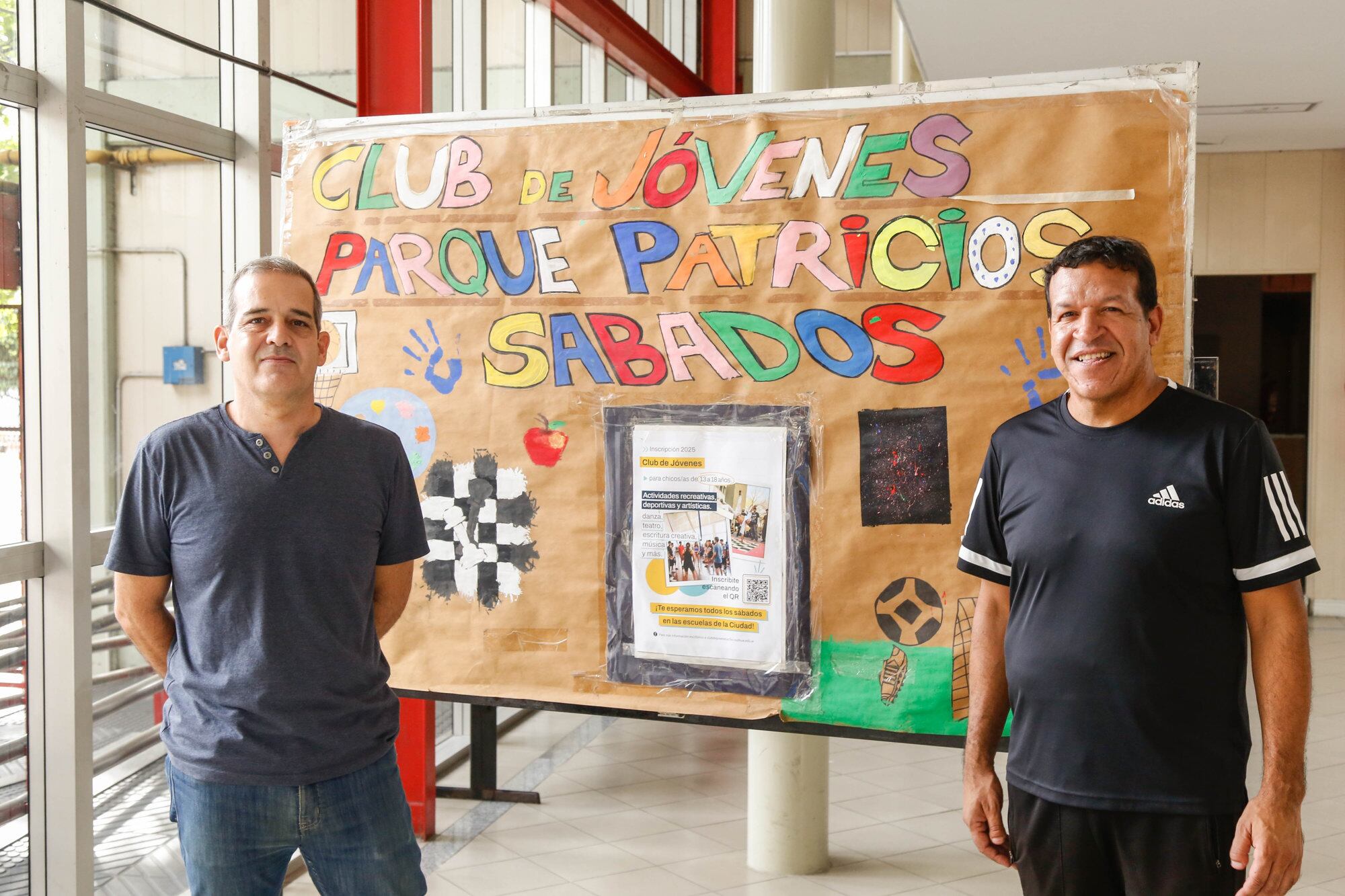 Diego Barón (izq.), el director de la escuela Lavalle de Lavalle, junto a Adrián Romero (der.), coordinador del club de jóvenes que funciona los sábados en la institución.