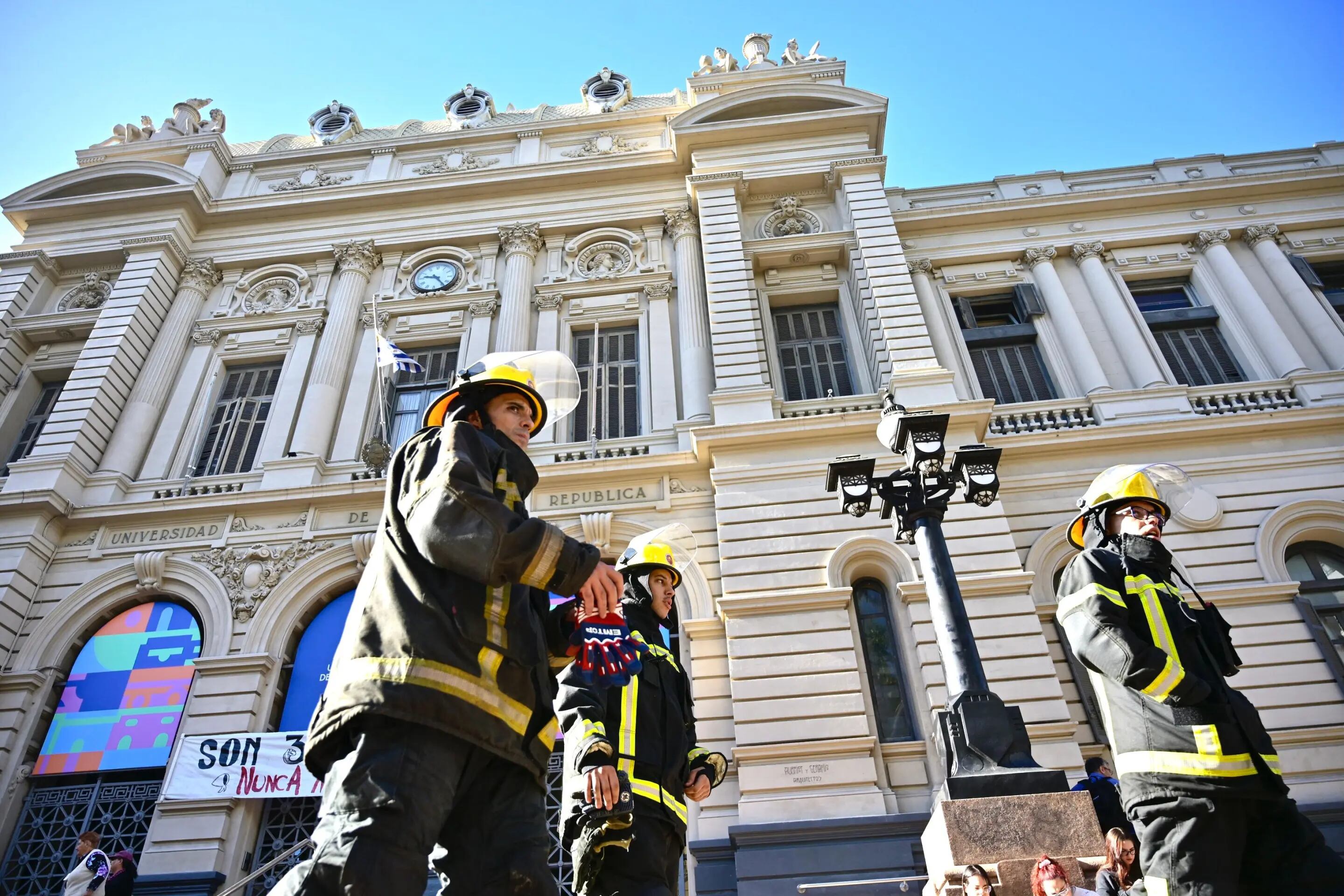 Bomberos trabajan buscando un artefacto explosivo en la Facultad de Derecho