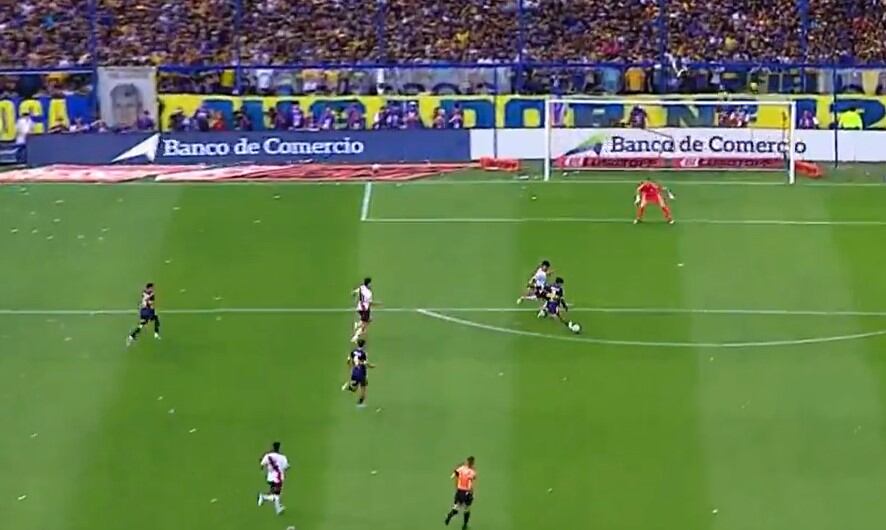 Zeballos rompiendo la defensa de River por el centro del ataque de Boca