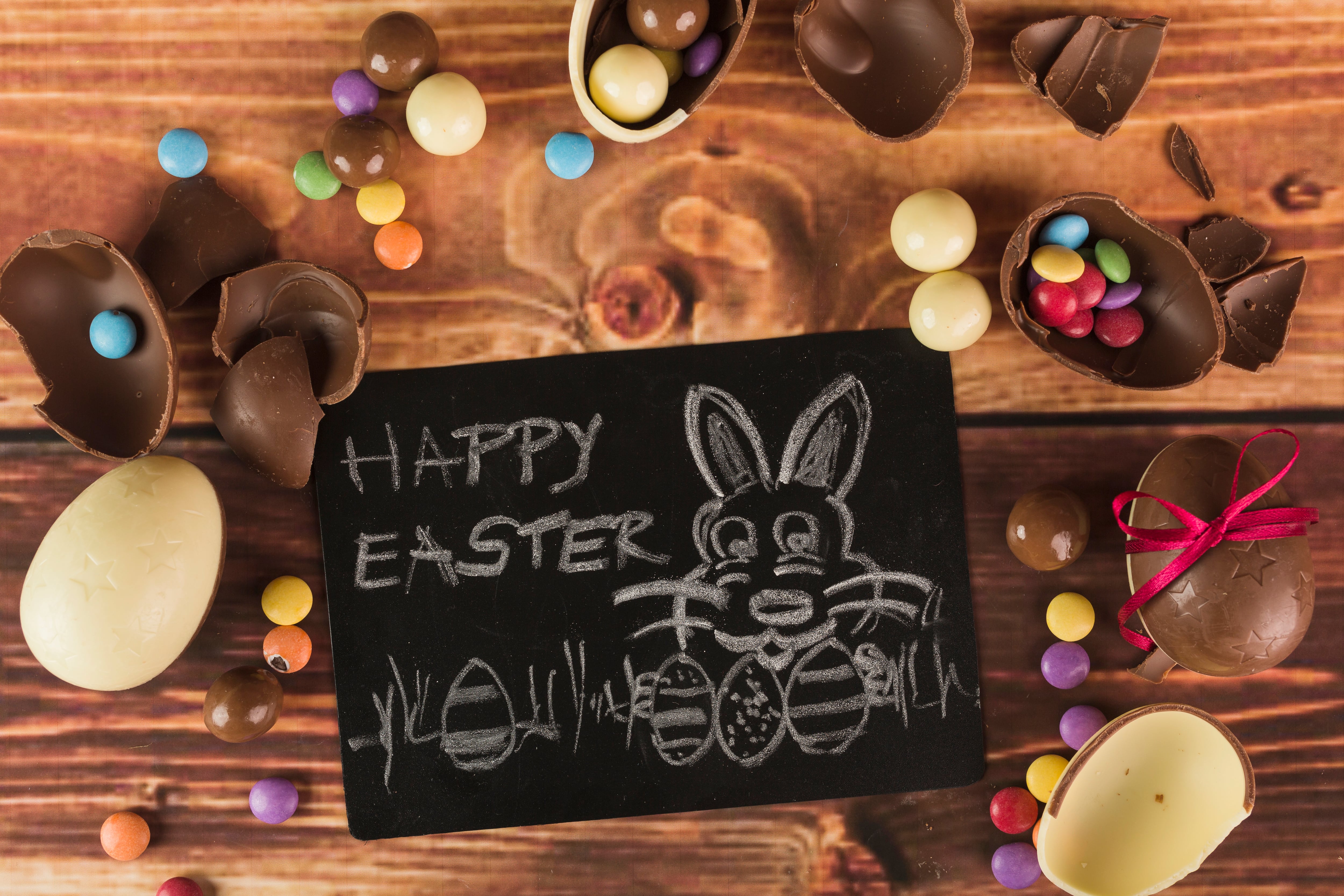 Durante el Día de Pascua, se regalan huevos de chocolate a los niños (Web/Freepik)
